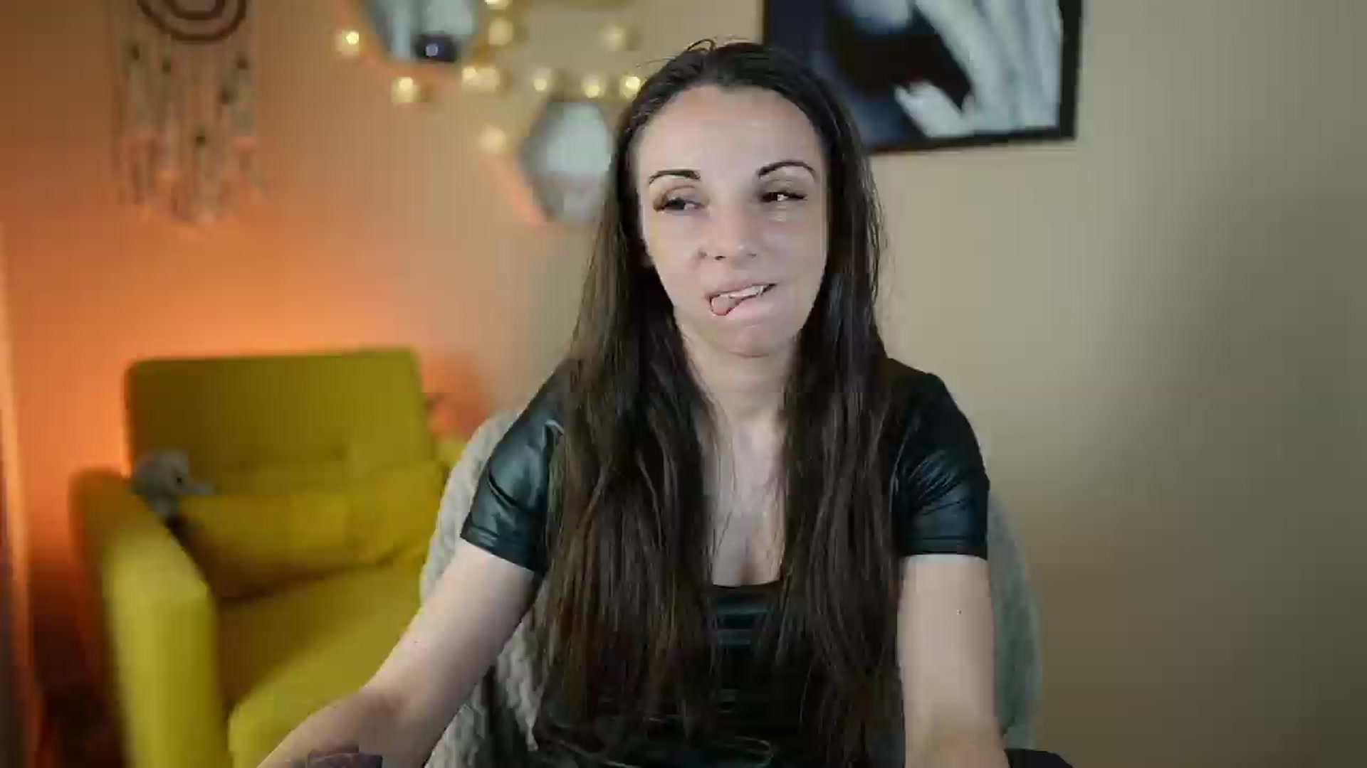 Gallery image thumbnail from Jolee_Love's myfreecams stream on, 06/28/2024, 12:33 image 10 of 20