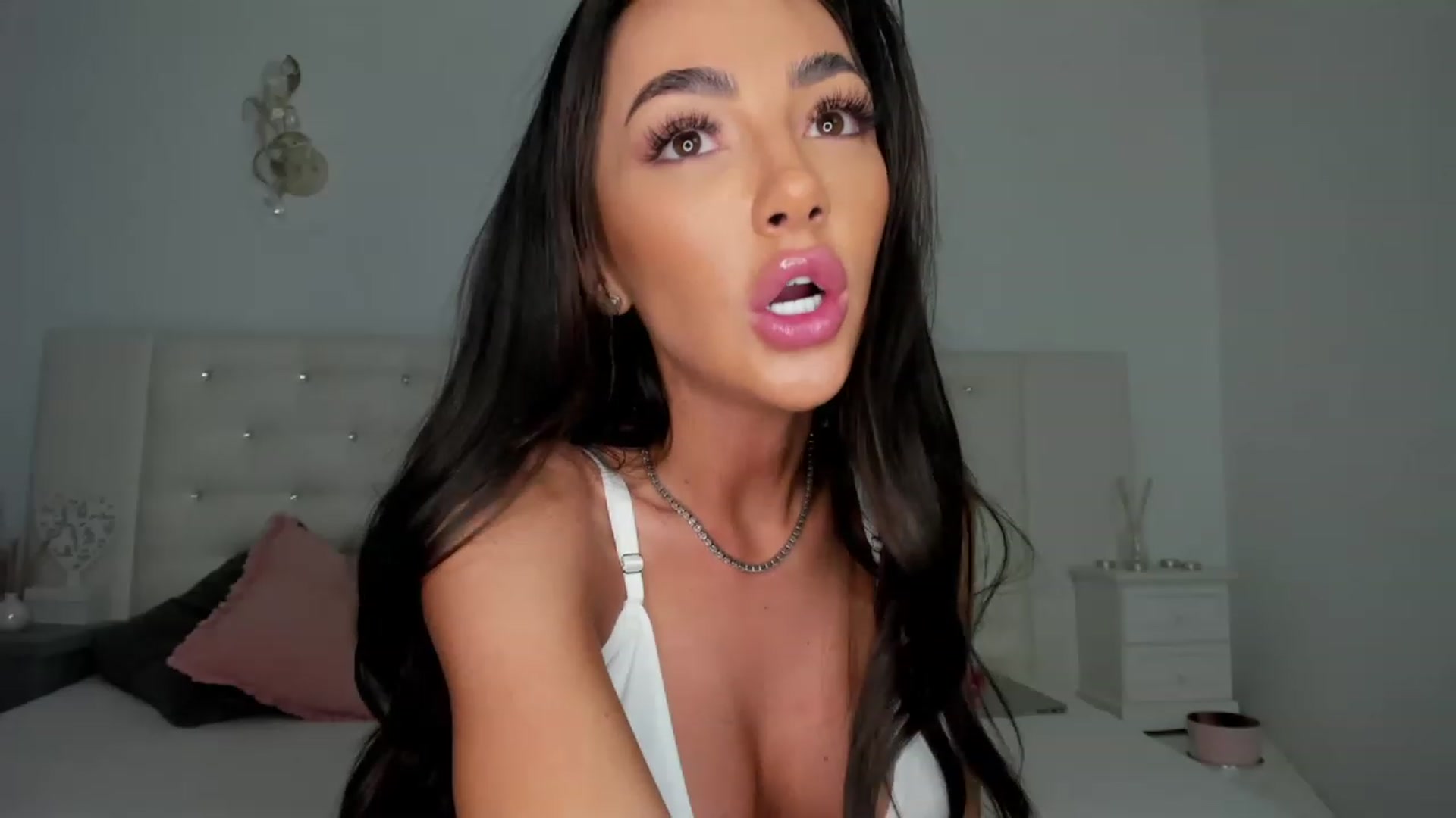 Gallery image thumbnail from Joyxs's myfreecams stream on, 12/19/2022, 23:13 image 2 of 20