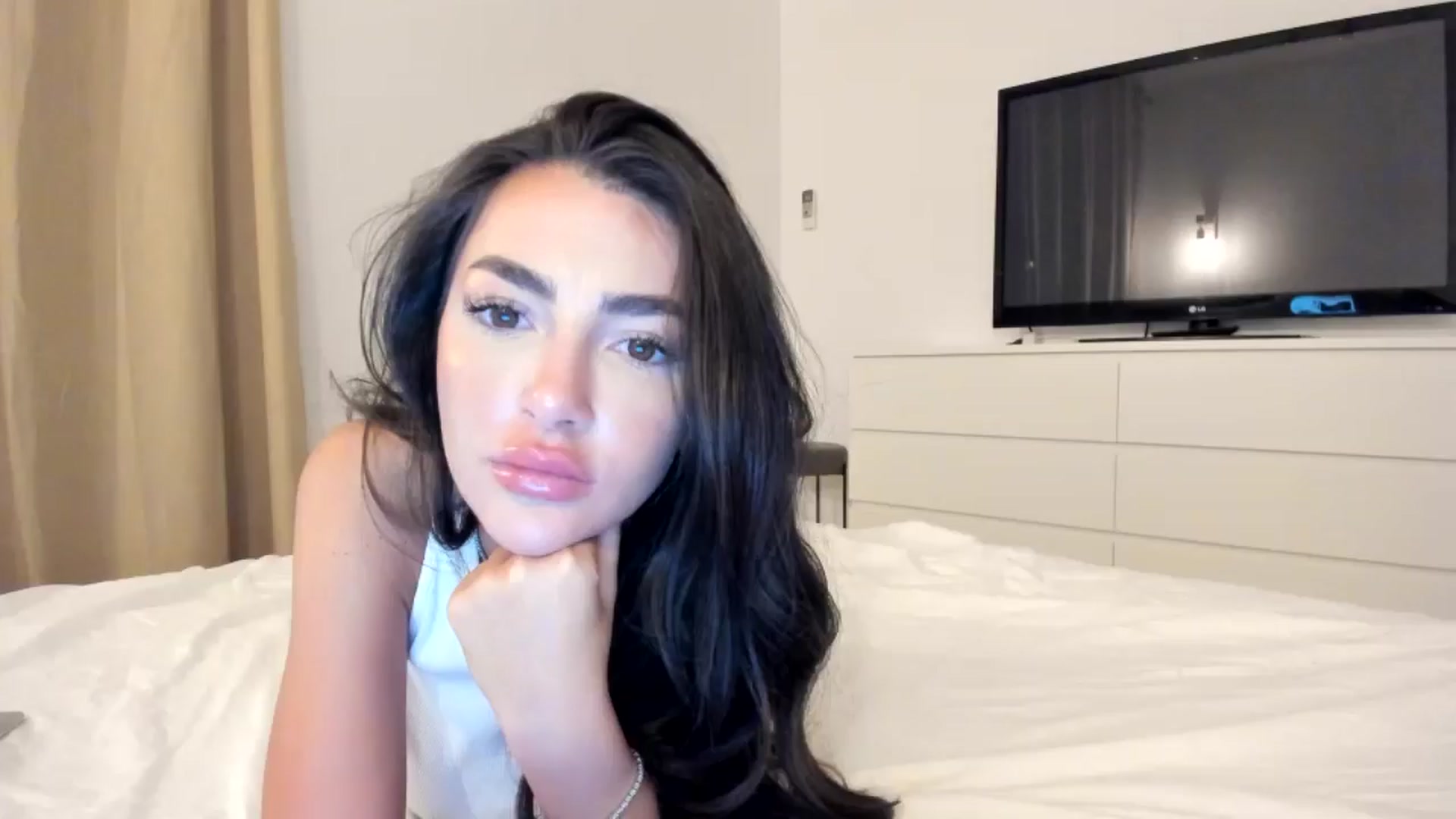 Gallery image thumbnail from Joyxs's myfreecams stream on, 05/16/2024, 24:03 image 6 of 20