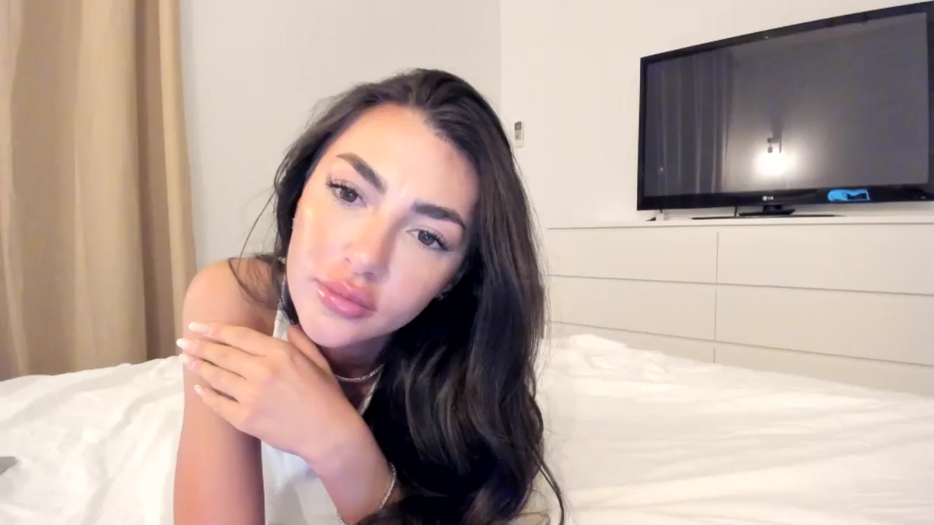 Gallery image thumbnail from Joyxs's myfreecams stream on, 05/16/2024, 24:03 image 4 of 20