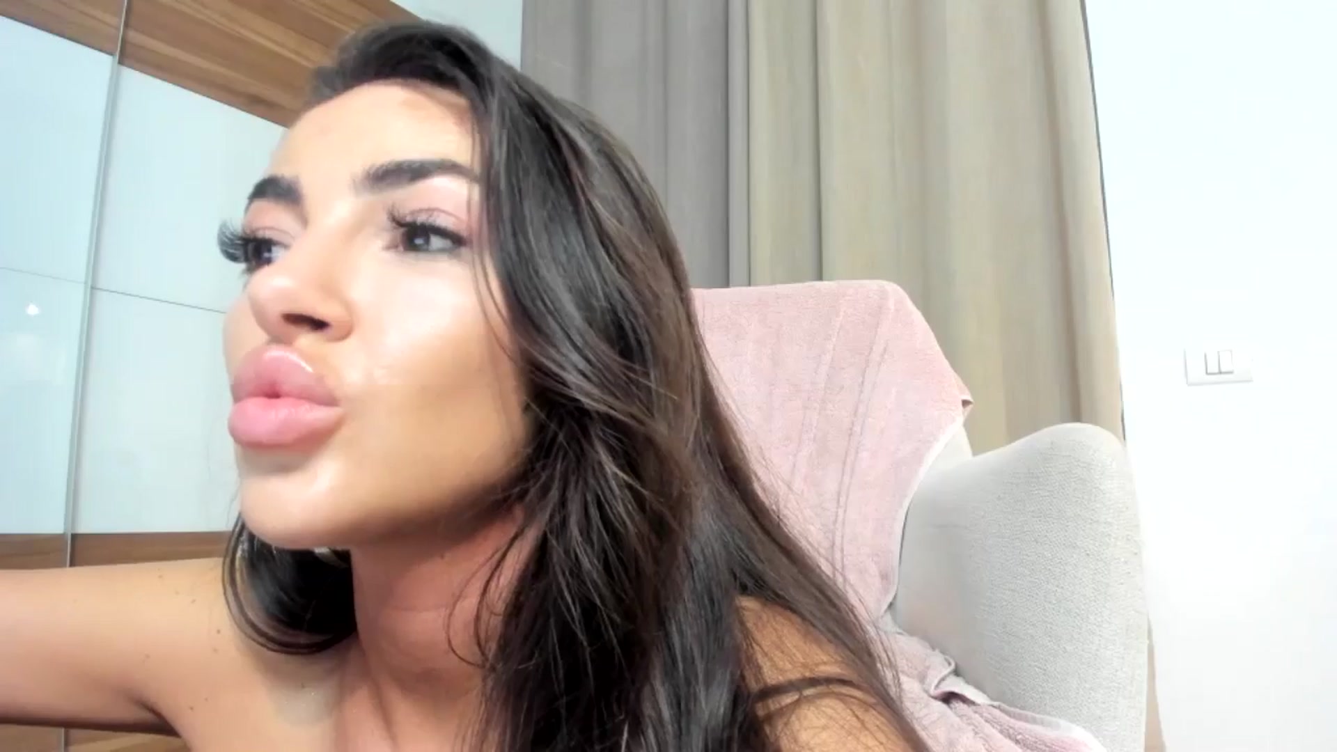 Gallery image thumbnail from Joyxs's myfreecams stream on, 07/24/2025, 24:32 image 15 of 20