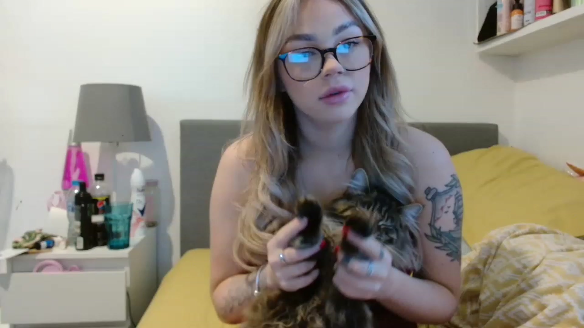 Gallery image thumbnail from Joyybluee1's myfreecams stream on, 01/03/2023, 11:36 image 10 of 20