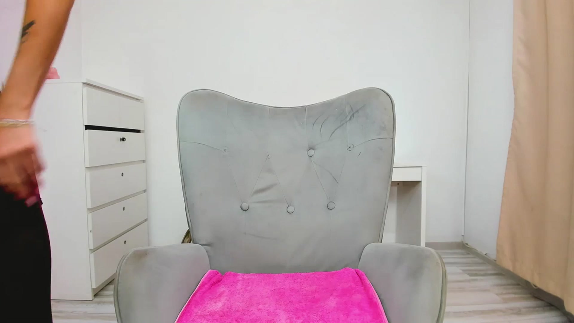 Gallery image thumbnail from JudyReea's myfreecams stream on, 11/18/2023, 14:07 image 4 of 20