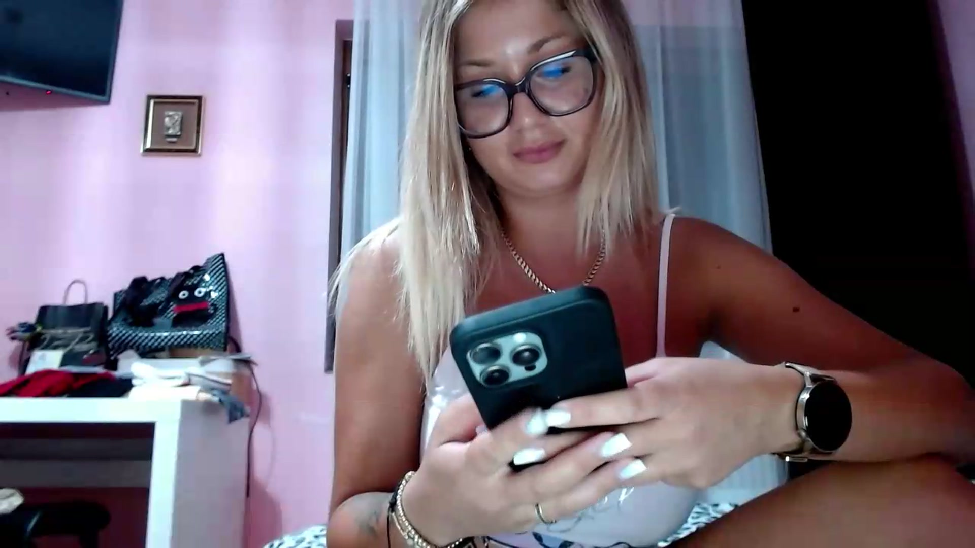 Gallery image thumbnail from JuicyBomb's myfreecams stream on, 08/18/2026, 23:12 image 14 of 20