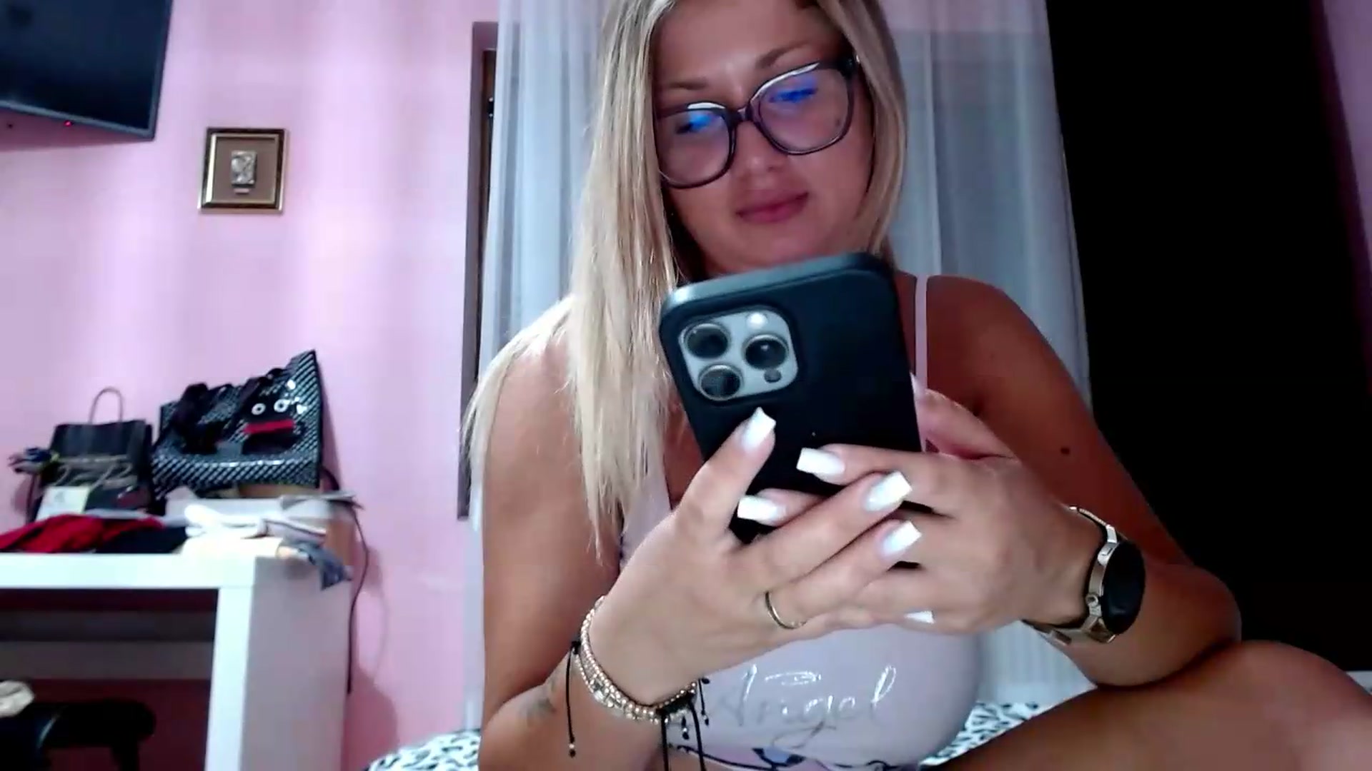 Gallery image thumbnail from JuicyBomb's myfreecams stream on, 08/18/2026, 23:12 image 15 of 20