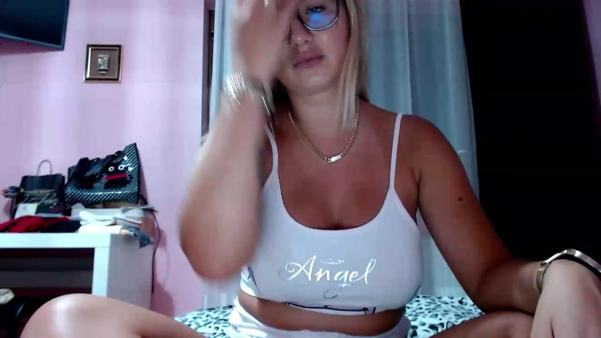 Gallery image thumbnail from JuicyBomb's myfreecams stream on, 08/18/2026, 23:12 image 11 of 20