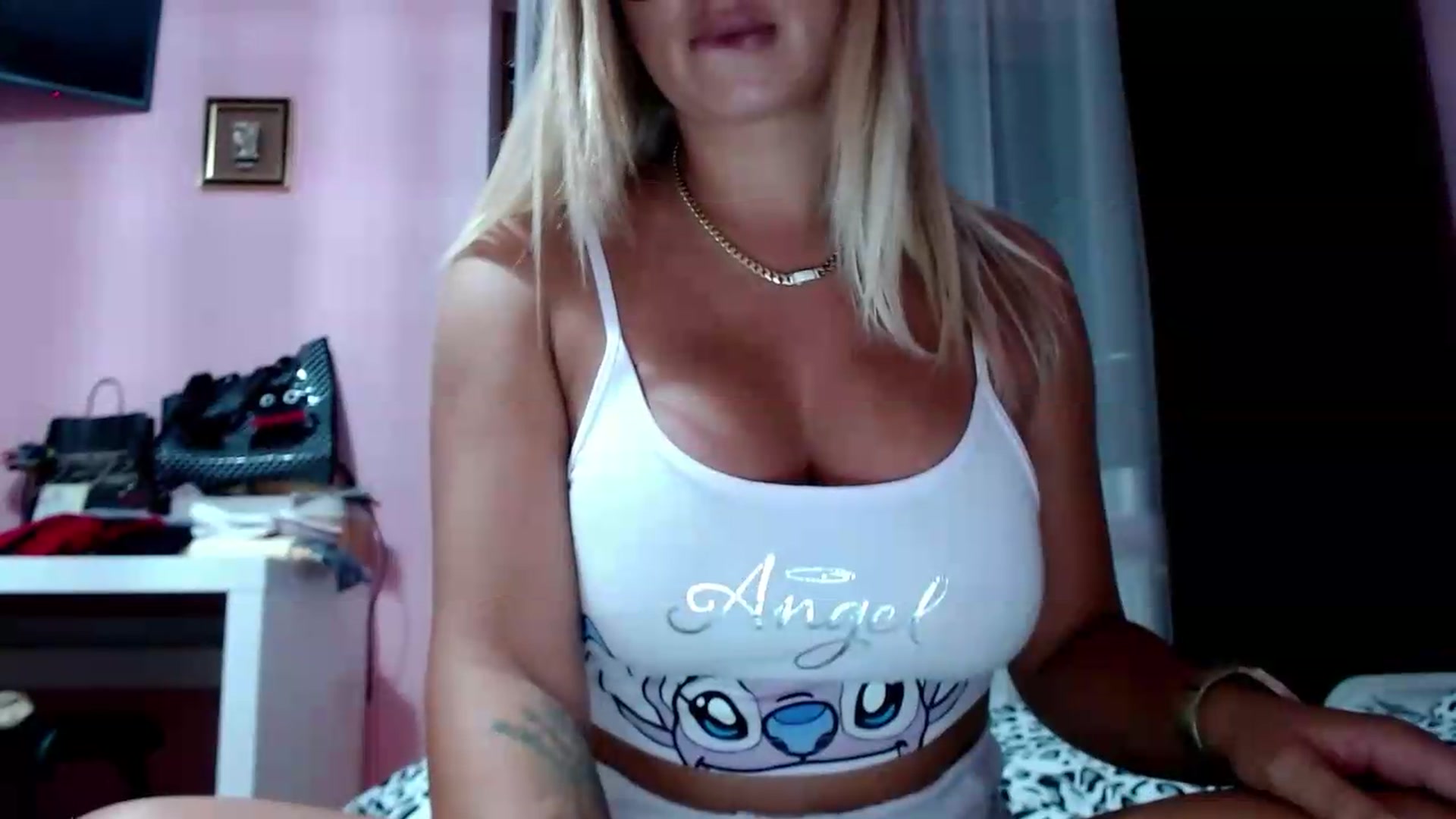 Gallery image thumbnail from JuicyBomb's myfreecams stream on, 08/18/2026, 23:12 image 12 of 20