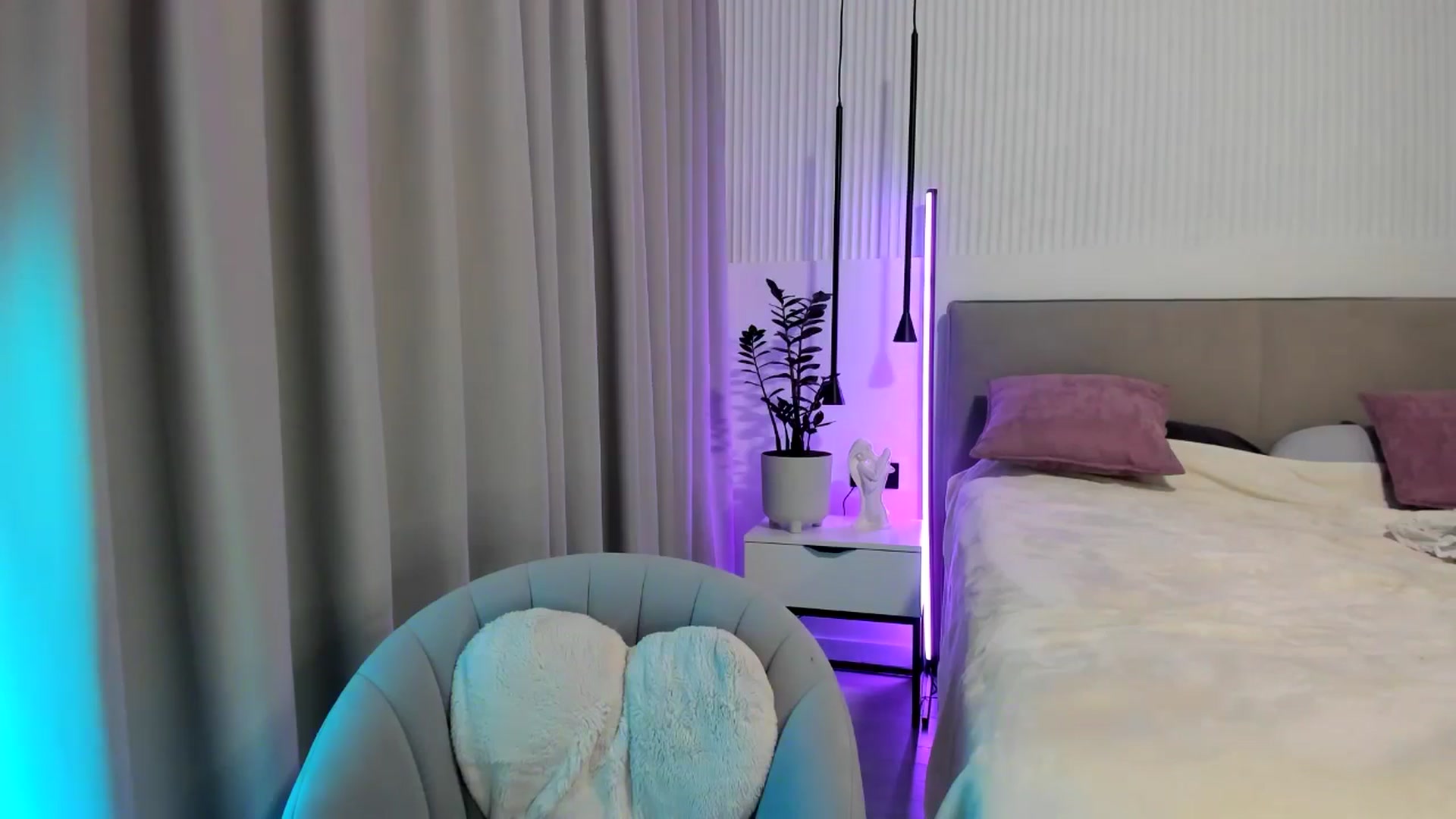 Gallery image thumbnail from JuicyCat's myfreecams stream on, 10/25/2024, 21:58 image 10 of 20