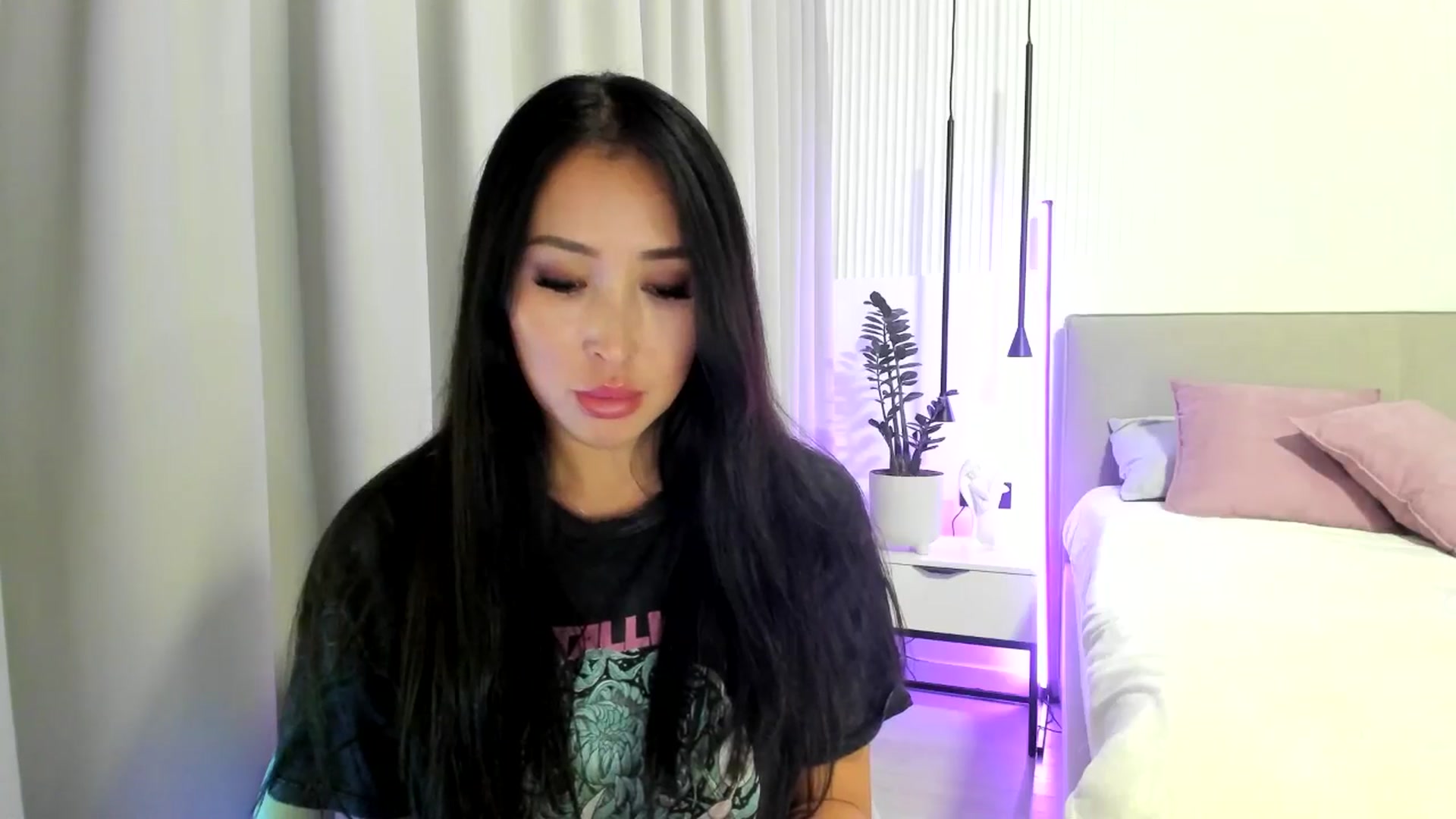 Gallery image thumbnail from JuicyCat's myfreecams stream on, 10/26/2024, 18:49 image 13 of 20