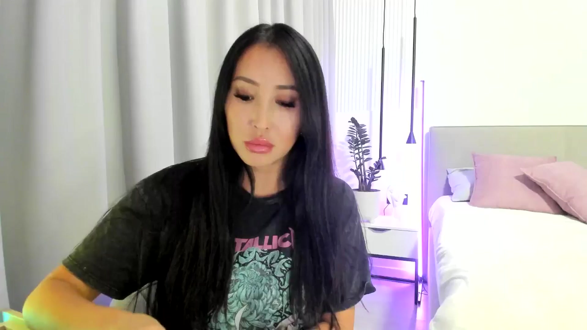 Gallery image thumbnail from JuicyCat's myfreecams stream on, 10/26/2024, 18:49 image 15 of 20