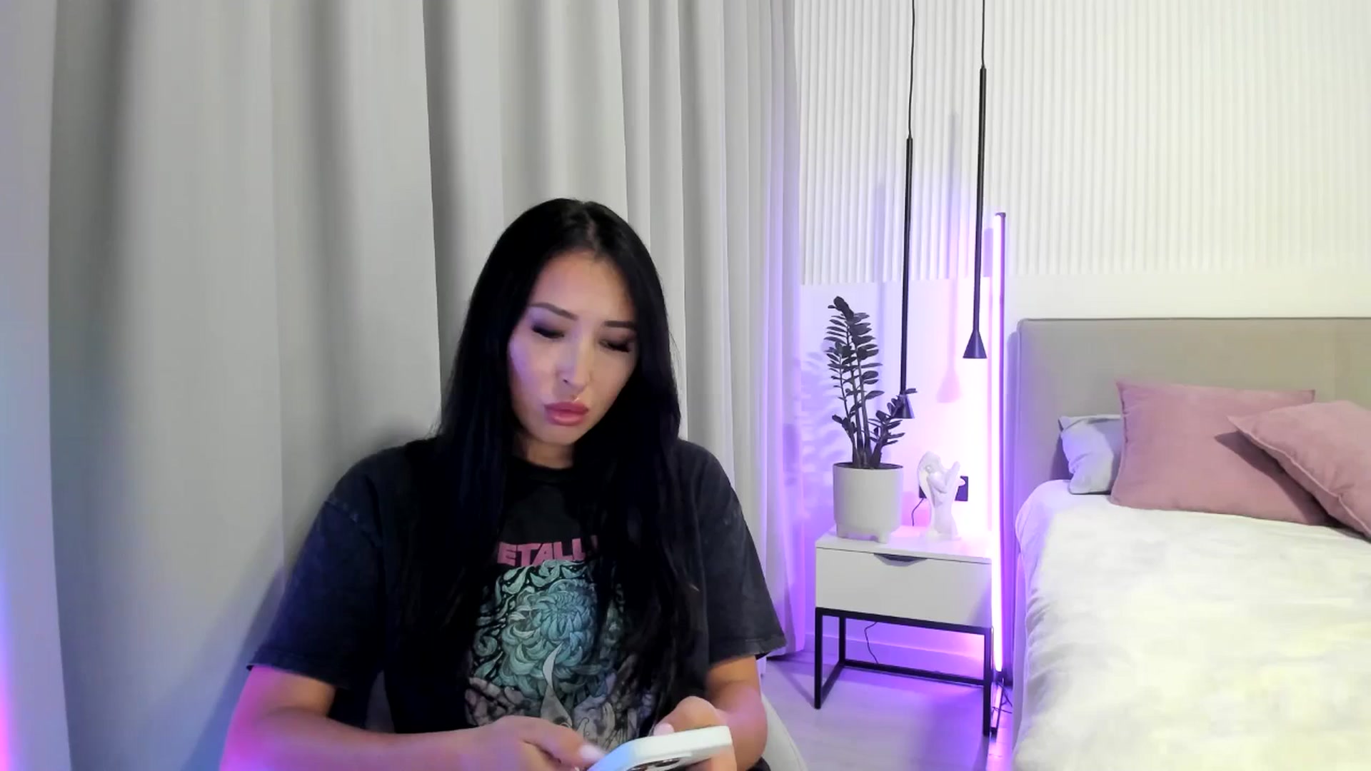 Gallery image thumbnail from JuicyCat's myfreecams stream on, 10/26/2024, 19:38 image 19 of 20