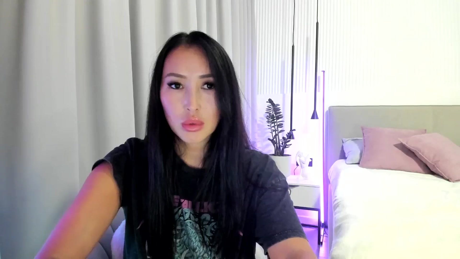 Gallery image thumbnail from JuicyCat's myfreecams stream on, 10/26/2024, 19:38 image 11 of 20