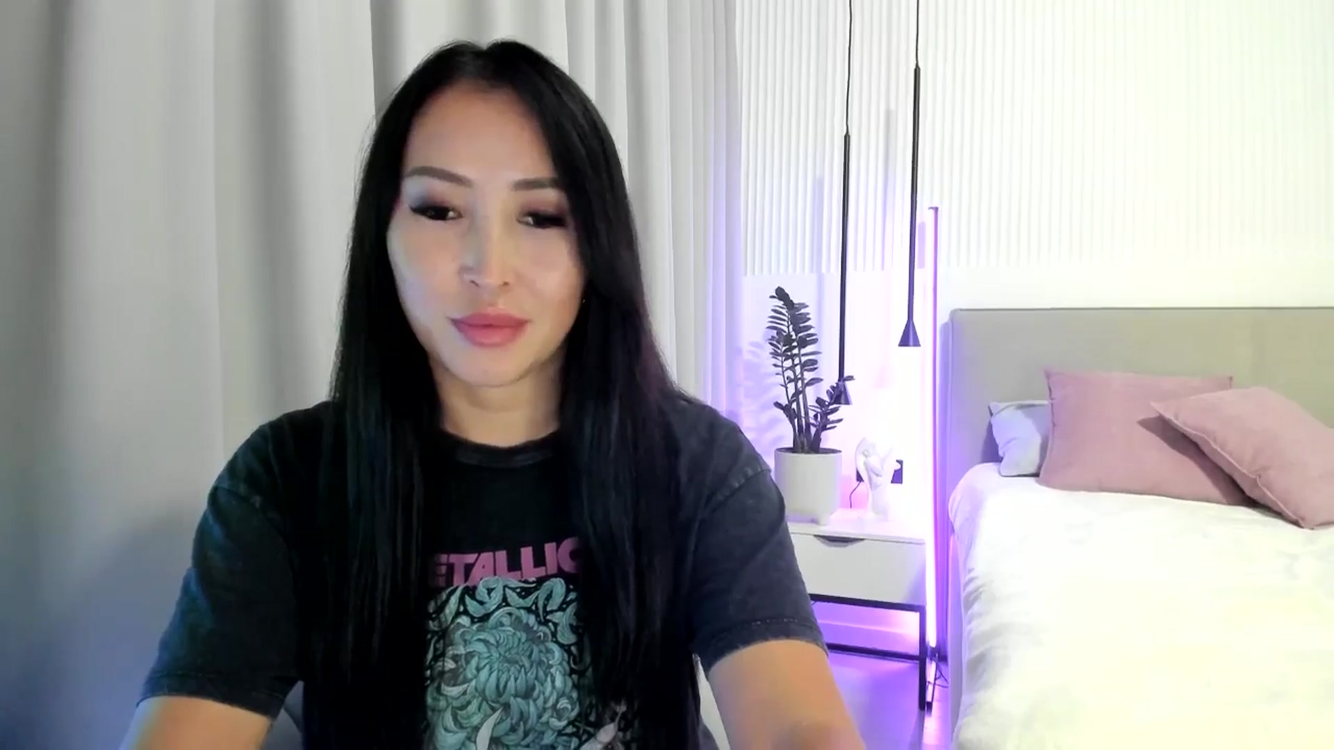 Gallery image thumbnail from JuicyCat's myfreecams stream on, 10/26/2024, 19:38 image 18 of 20