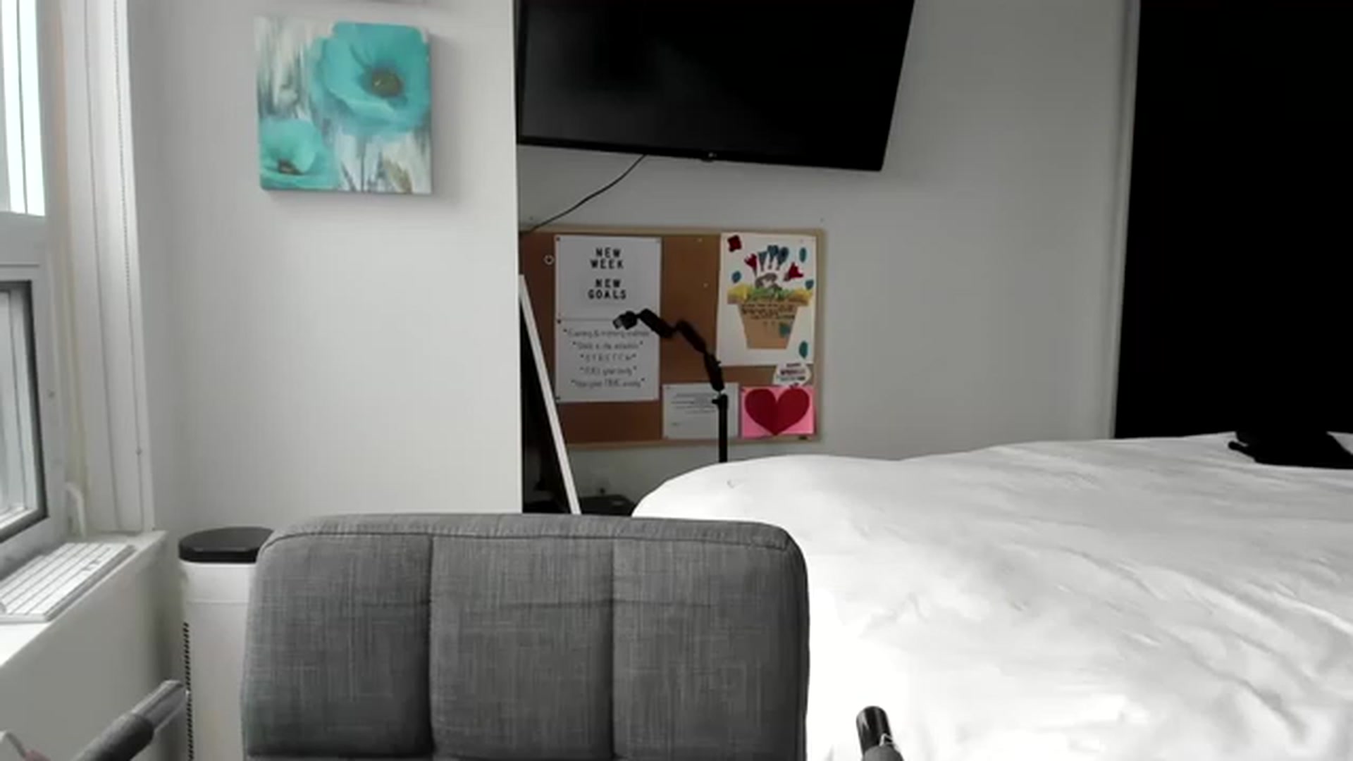 Gallery image thumbnail from JuicyJaimee's myfreecams stream on, 12/16/2022, 17:39 image 18 of 20