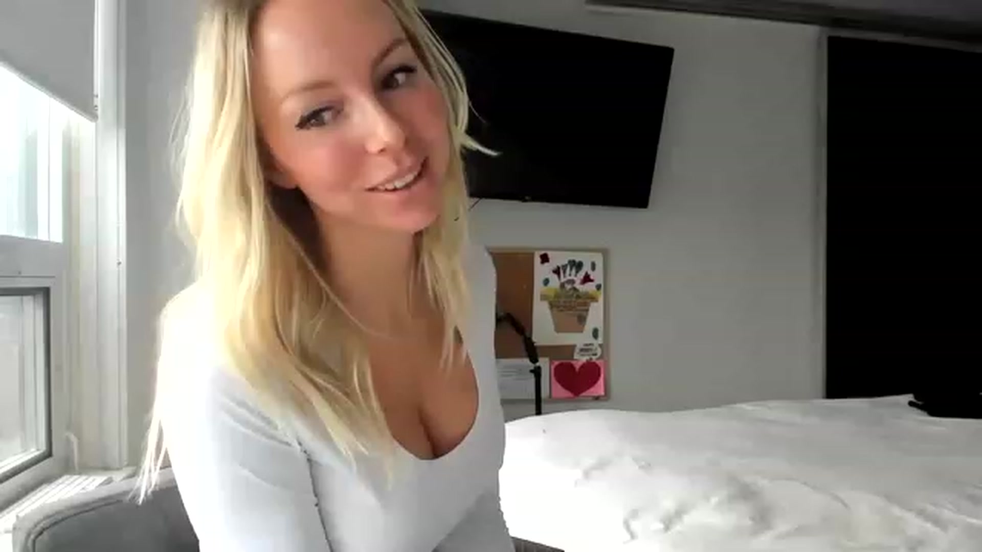 Gallery image thumbnail from JuicyJaimee's myfreecams stream on, 12/16/2022, 19:57 image 2 of 20