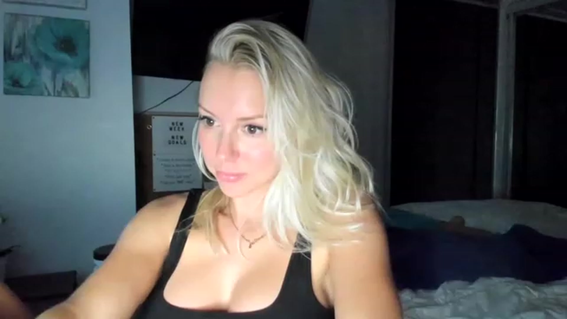 Gallery image thumbnail from JuicyJaimee's myfreecams stream on, 12/19/2022, 22:03 image 6 of 20