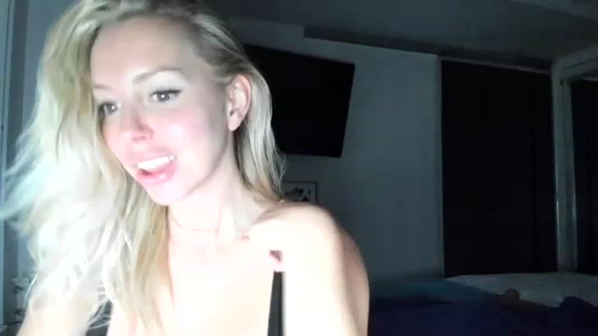 Gallery image thumbnail from JuicyJaimee's myfreecams stream on, 12/19/2022, 22:03 image 12 of 20