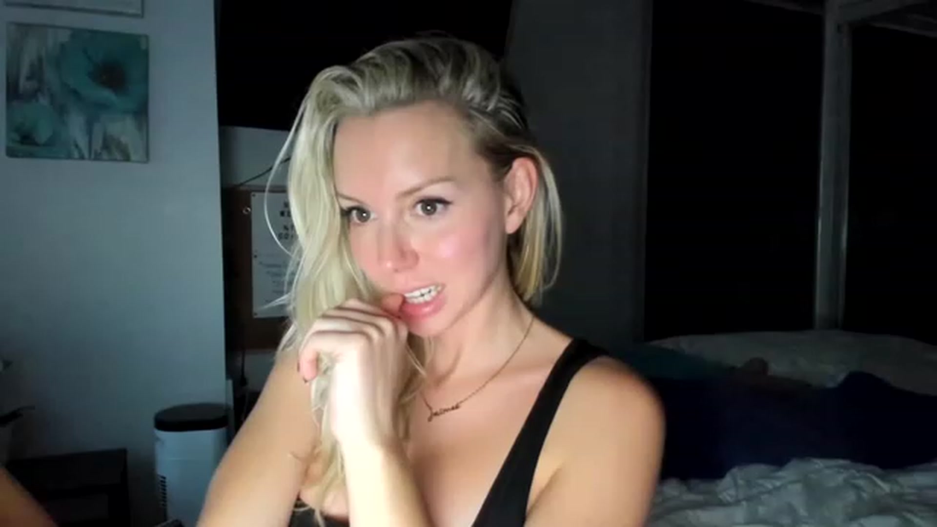 Gallery image thumbnail from JuicyJaimee's myfreecams stream on, 12/19/2022, 22:03 image 3 of 20