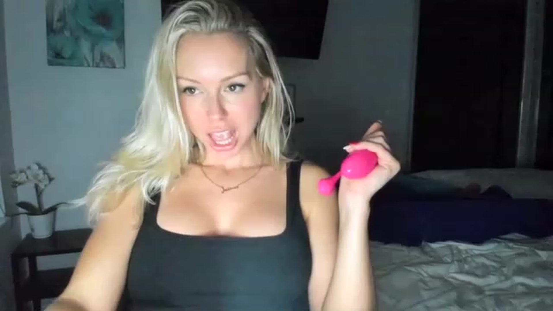 Gallery image thumbnail from JuicyJaimee's myfreecams stream on, 12/19/2022, 22:03 image 14 of 20