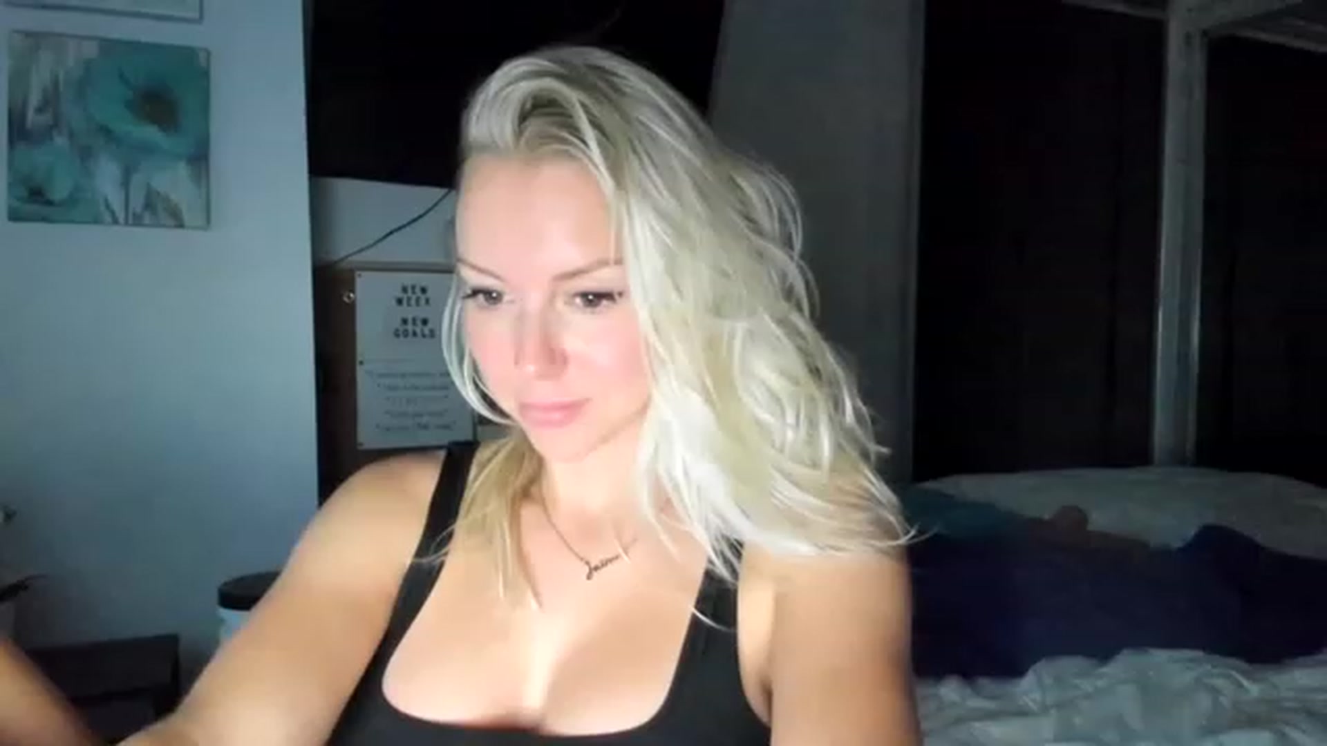Gallery image thumbnail from JuicyJaimee's myfreecams stream on, 12/19/2022, 22:03 image 5 of 20