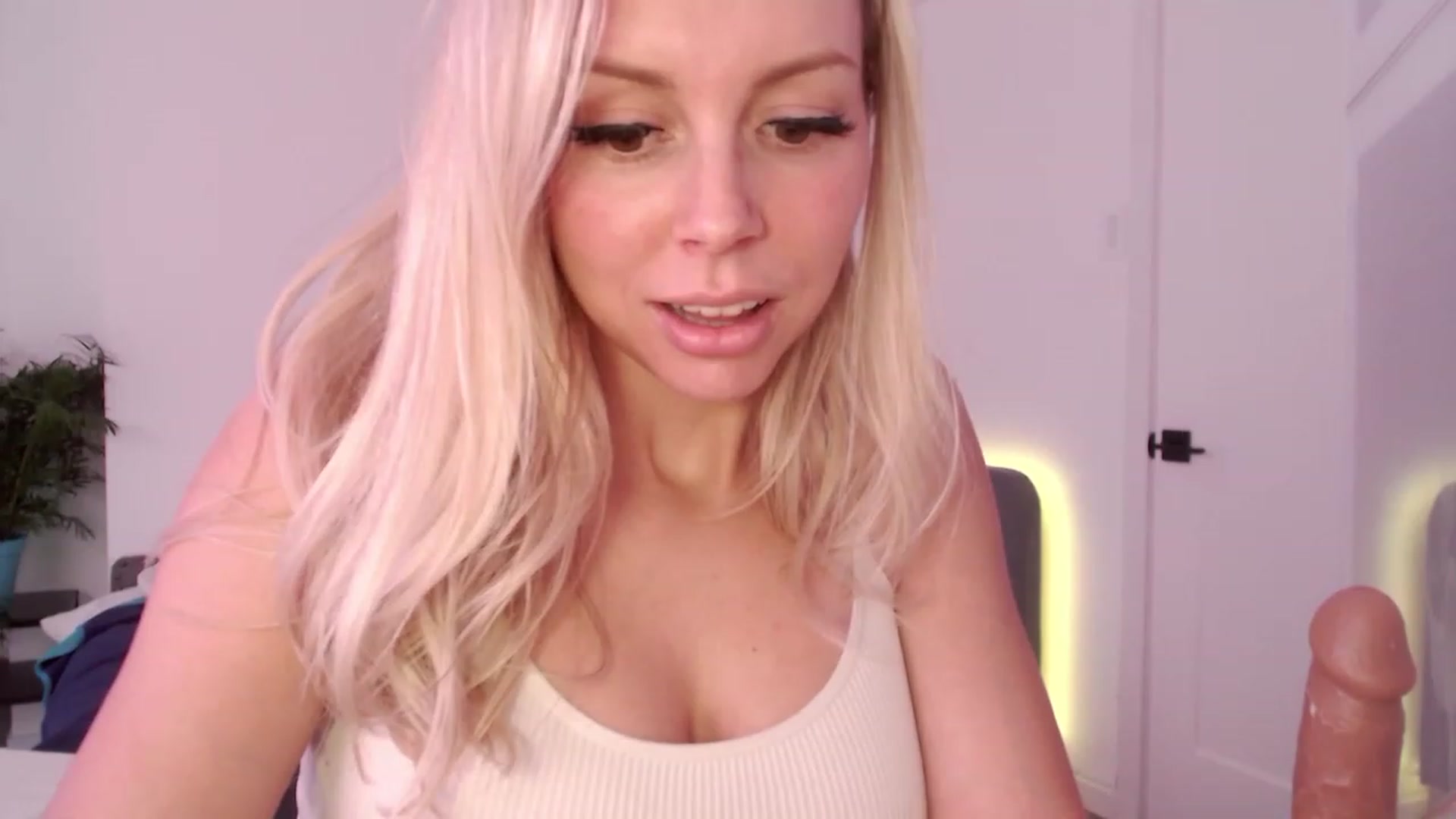 Gallery image thumbnail from JuicyJaimee's myfreecams stream on, 02/28/2023, 18:54 image 15 of 20