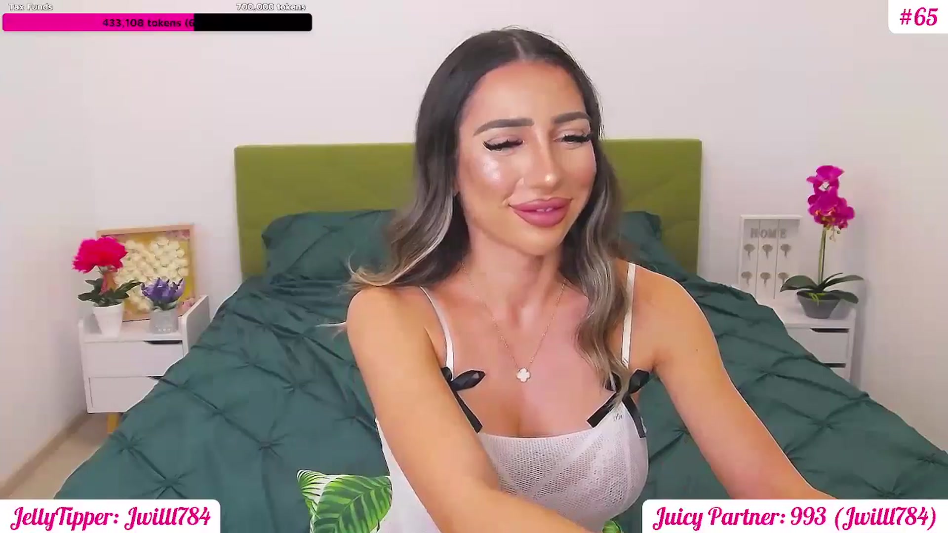 Gallery image thumbnail from JuicyJelly's myfreecams stream on, 05/31/2025, 19:11 image 19 of 20