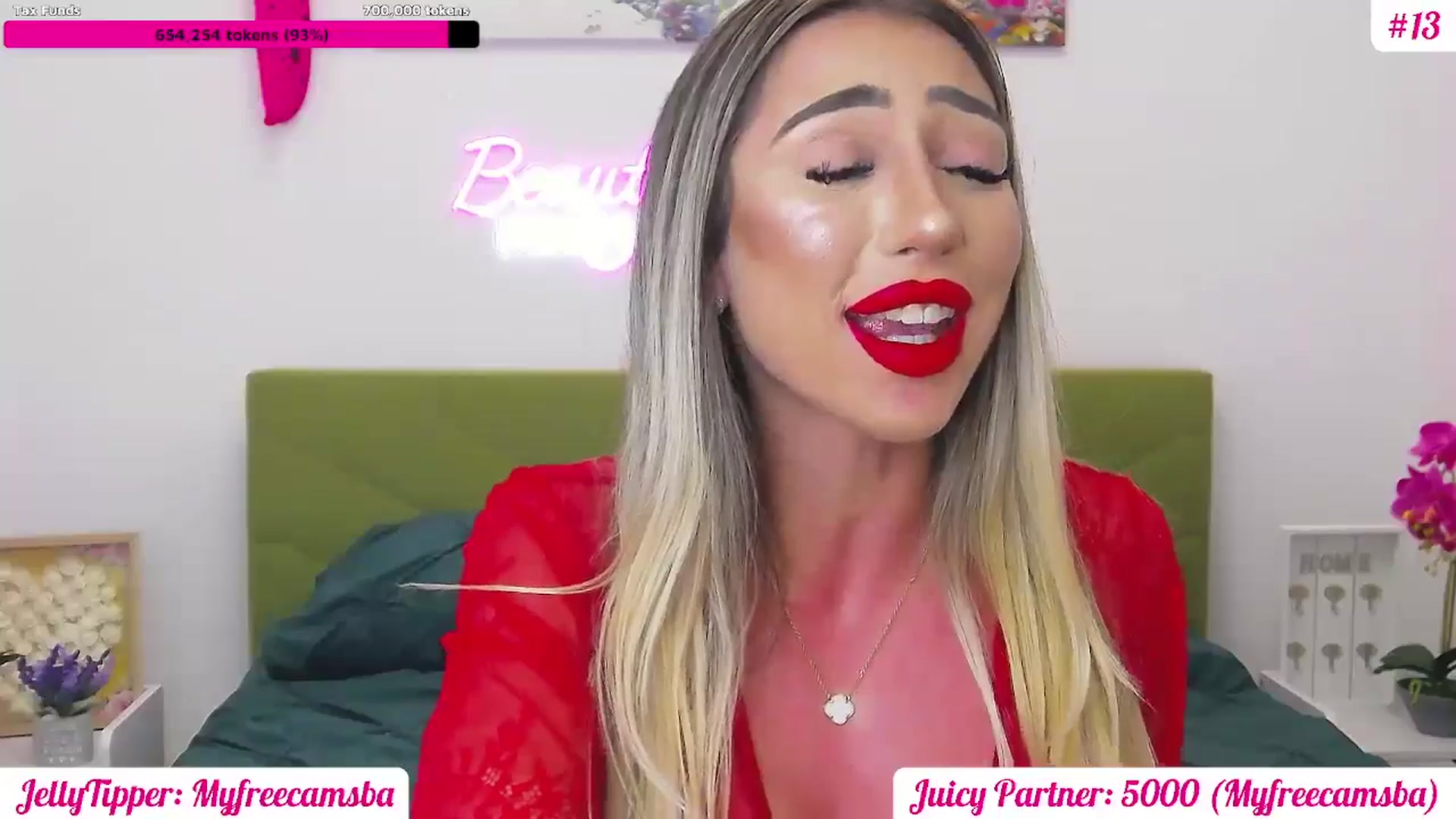 Gallery image thumbnail from JuicyJelly's myfreecams stream on, 06/11/2025, 18:43 image 15 of 20