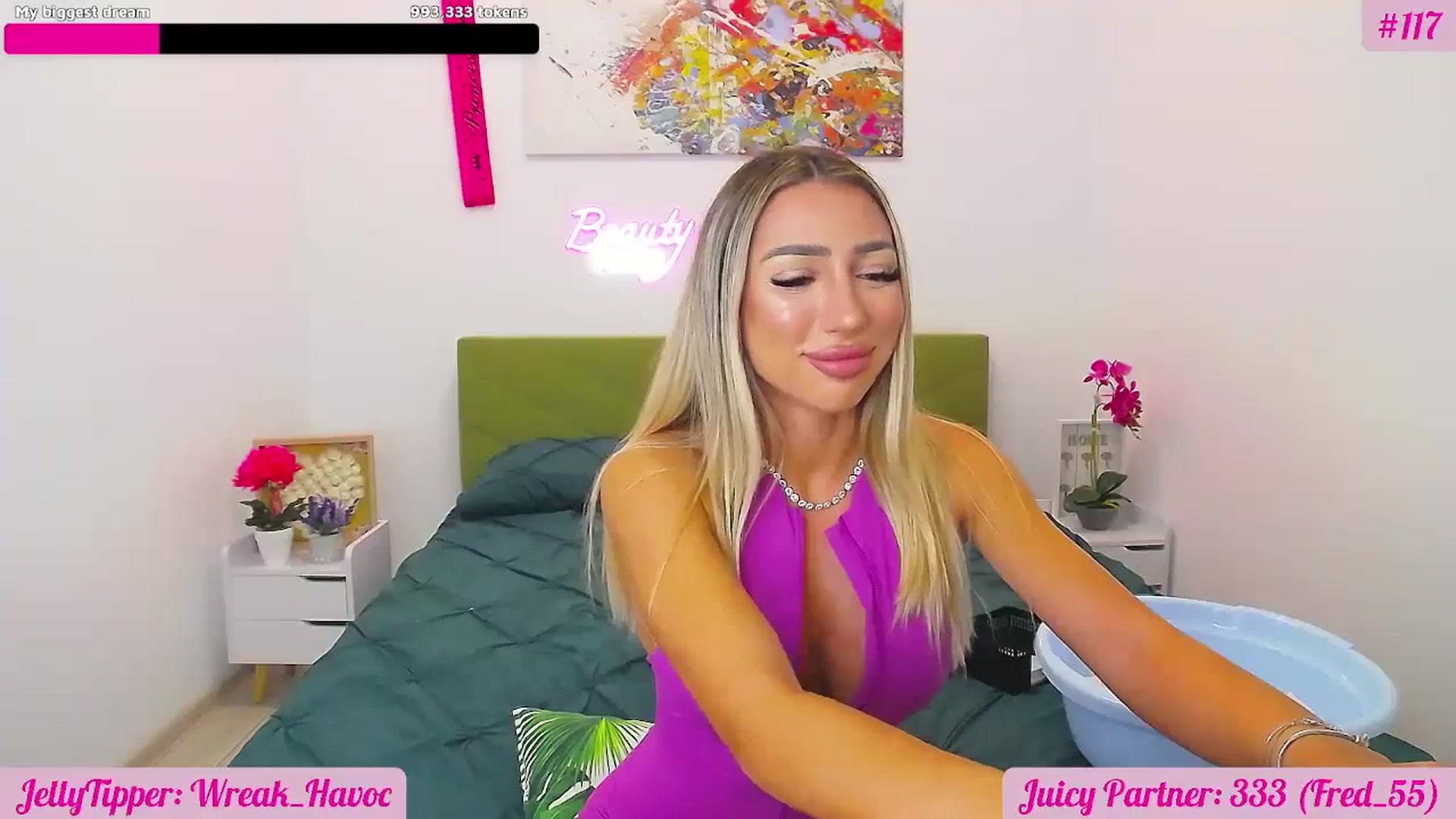 Gallery image thumbnail from JuicyJelly's myfreecams stream on, 08/31/2025, 18:44 image 16 of 20
