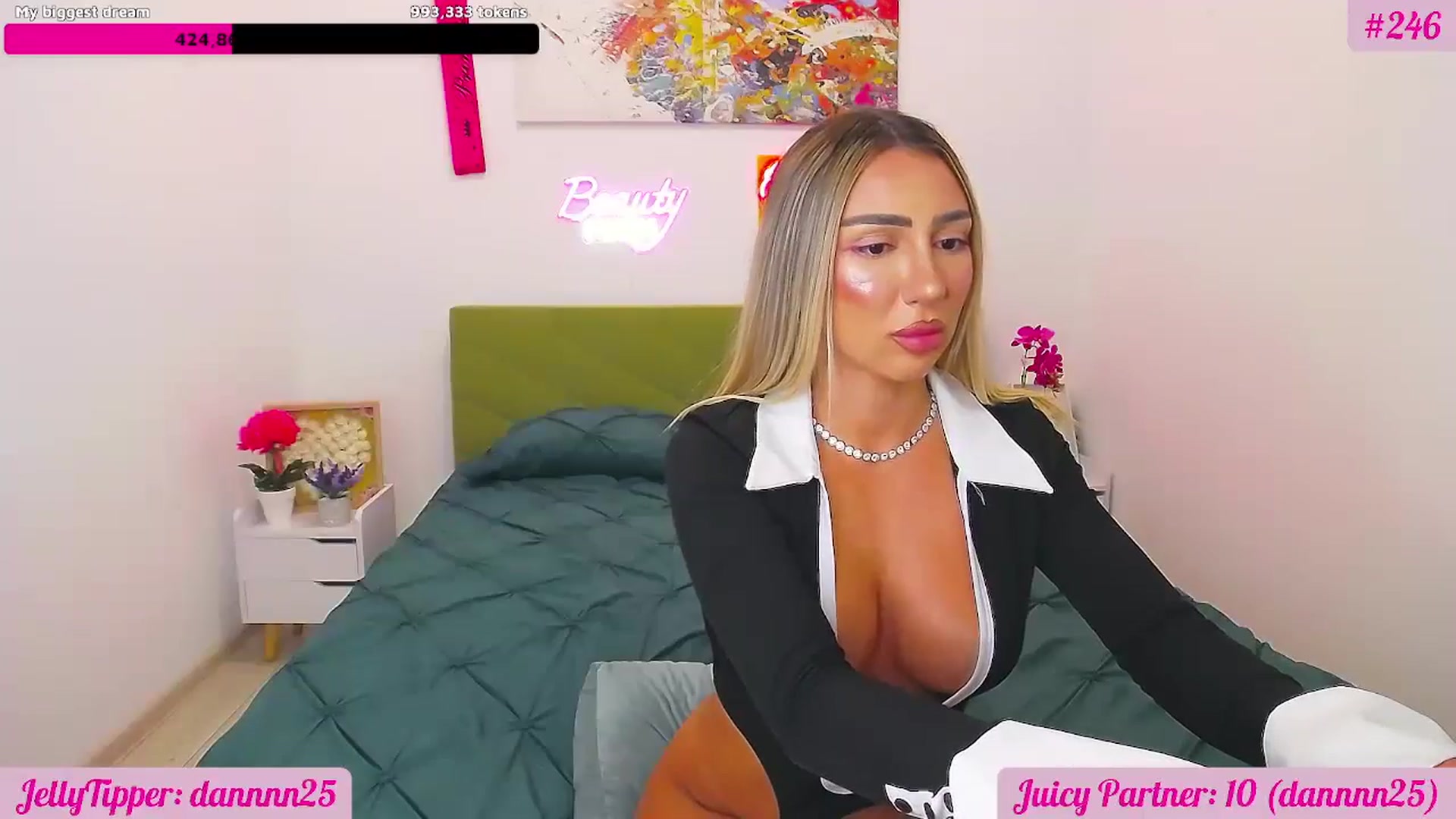 Gallery image thumbnail from JuicyJelly's myfreecams stream on, 10/07/2025, 17:21 image 3 of 20
