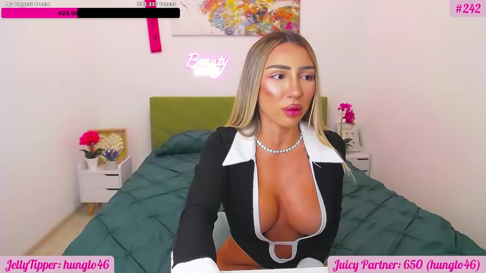 Gallery image thumbnail from JuicyJelly's myfreecams stream on, 10/07/2025, 18:32 image 9 of 20