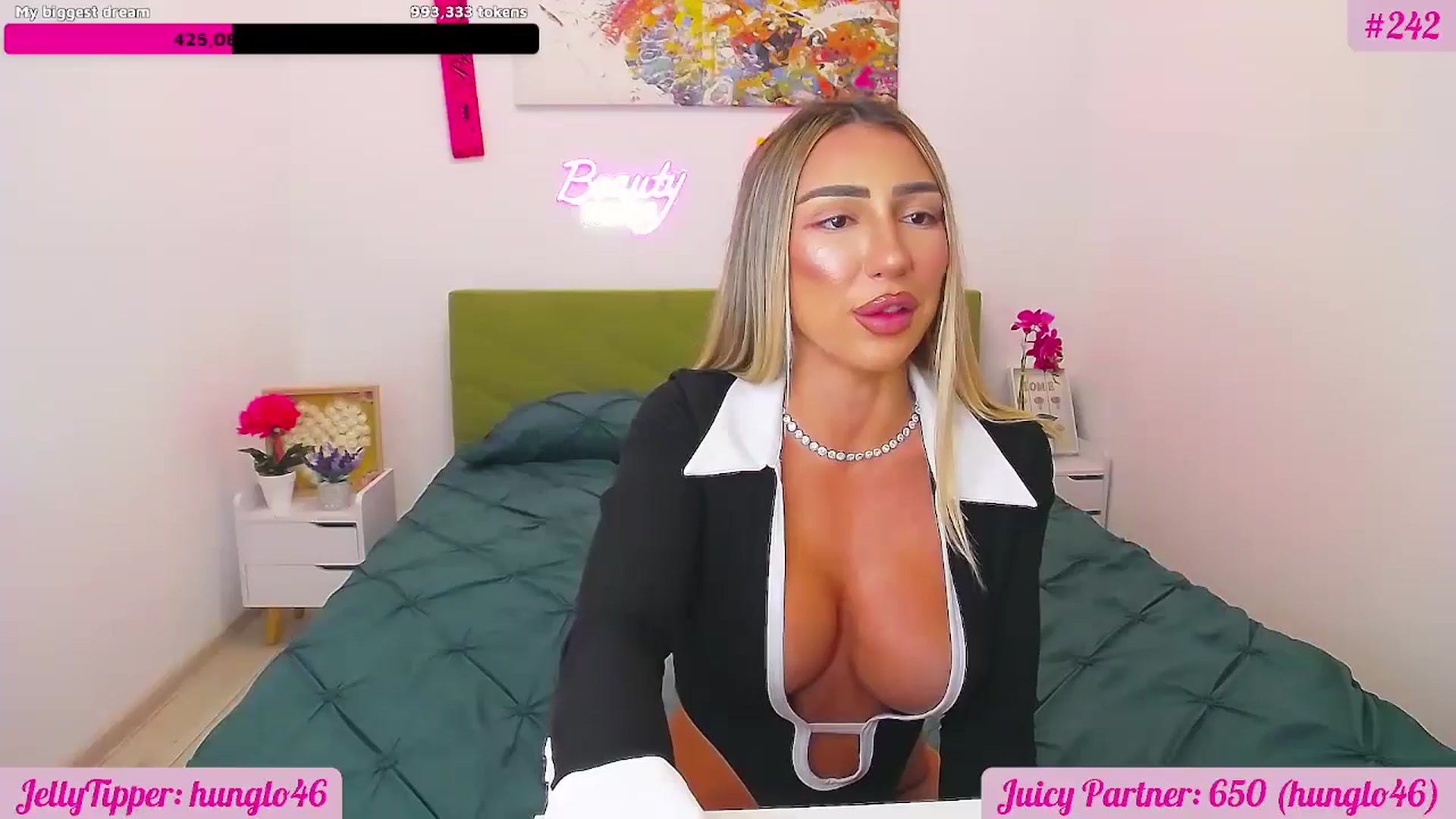 Gallery image thumbnail from JuicyJelly's myfreecams stream on, 10/07/2025, 18:32 image 13 of 20