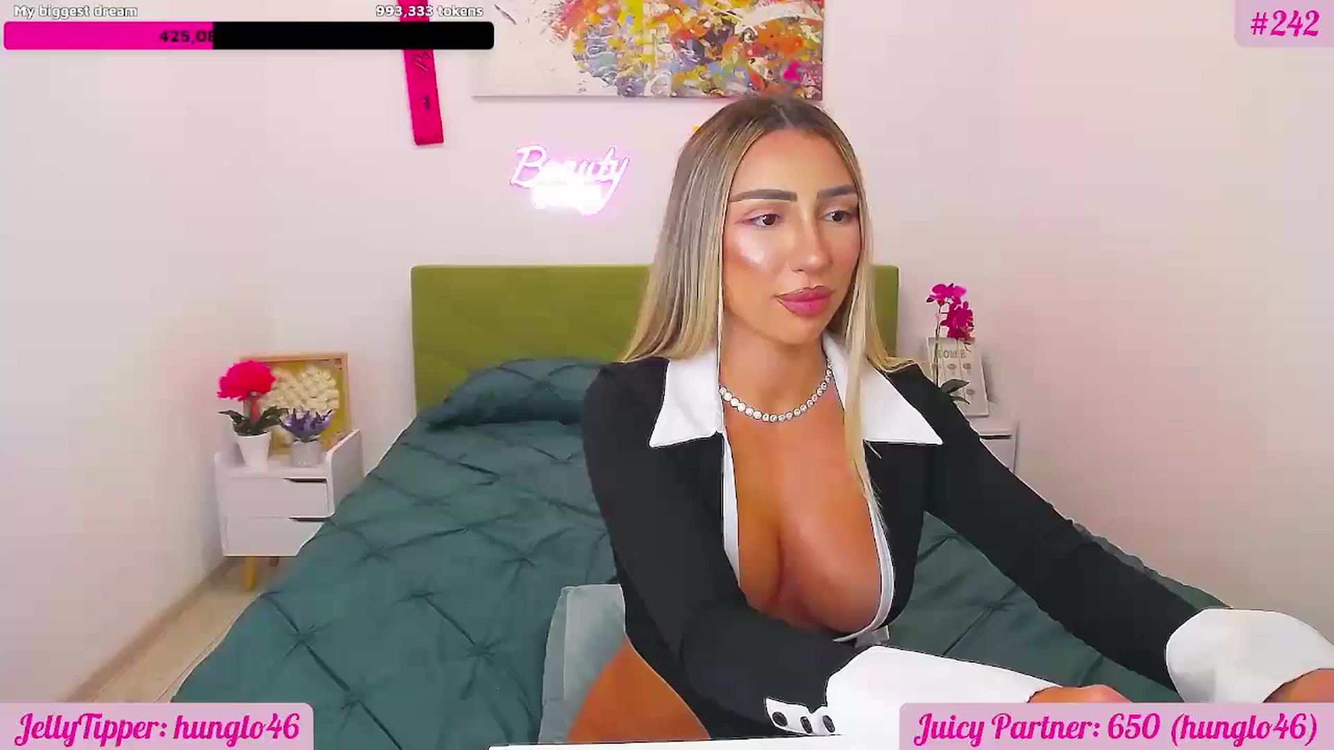 Gallery image thumbnail from JuicyJelly's myfreecams stream on, 10/07/2025, 18:32 image 12 of 20