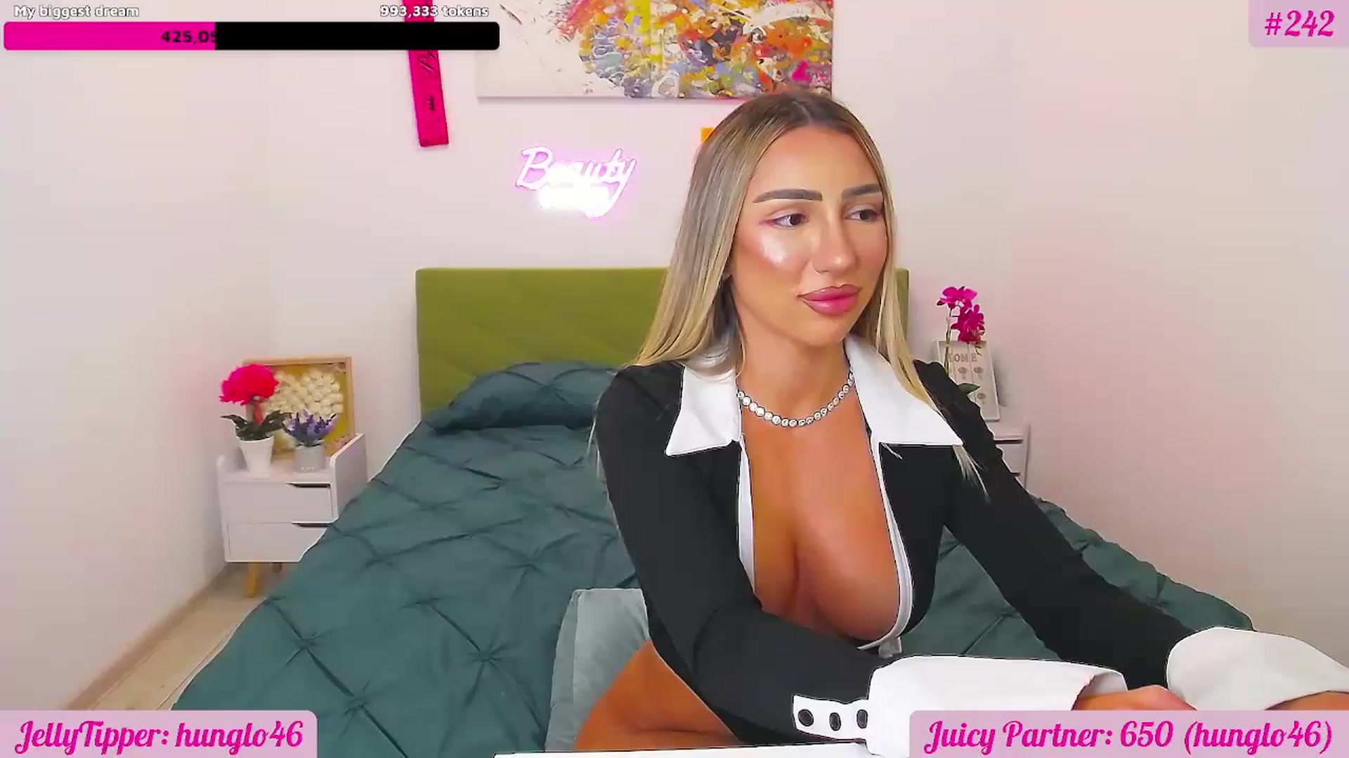 Gallery image thumbnail from JuicyJelly's myfreecams stream on, 10/07/2025, 18:32 image 7 of 20