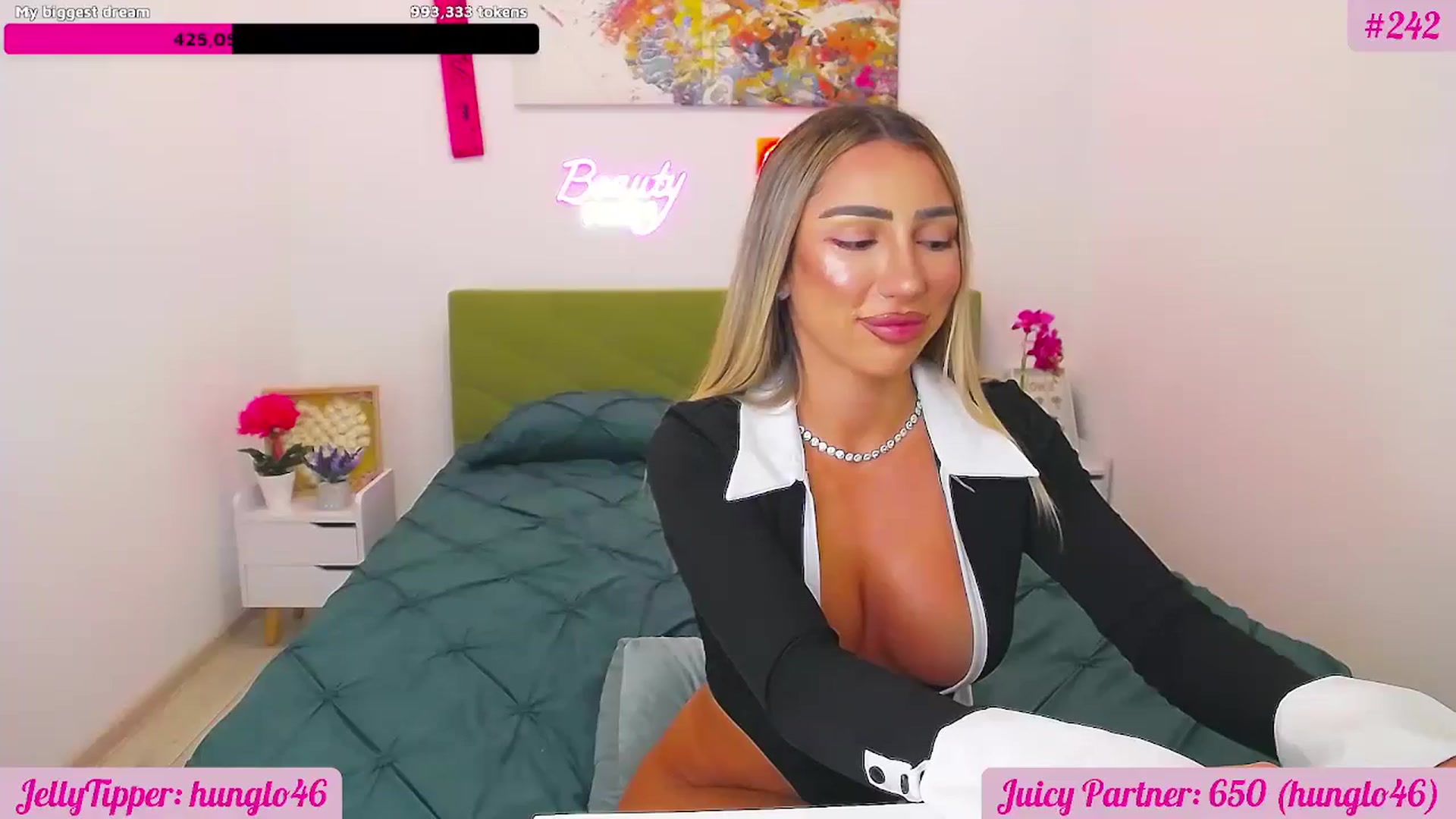Gallery image thumbnail from JuicyJelly's myfreecams stream on, 10/07/2025, 18:32 image 6 of 20