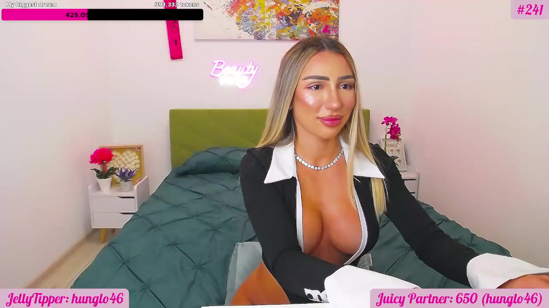Gallery image thumbnail from JuicyJelly's myfreecams stream on, 10/07/2025, 18:32 image 1 of 20