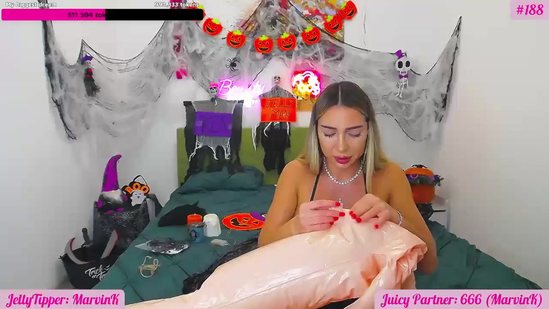 Gallery image thumbnail from JuicyJelly's myfreecams stream on, 10/24/2025, 17:34 image 17 of 20