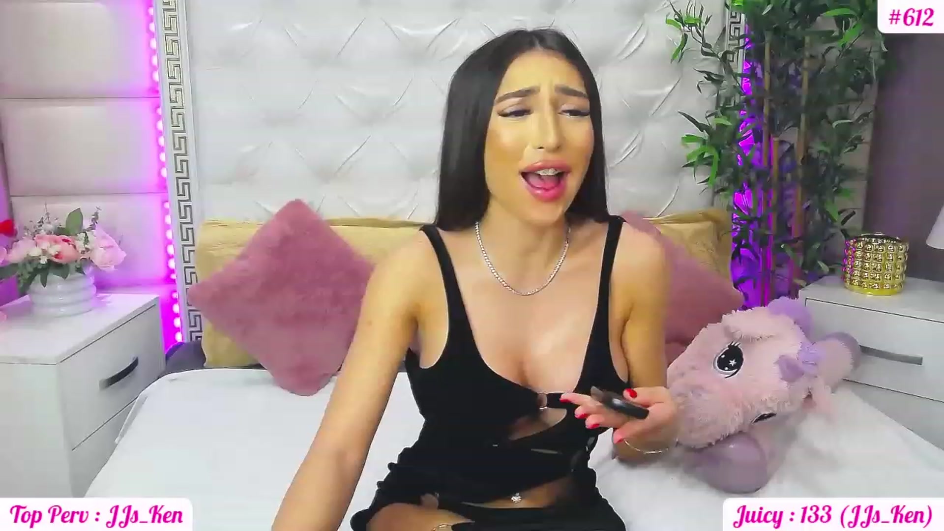 Gallery image thumbnail from JuicyJelly_'s myfreecams stream on, 05/17/2023, 16:18 image 15 of 20