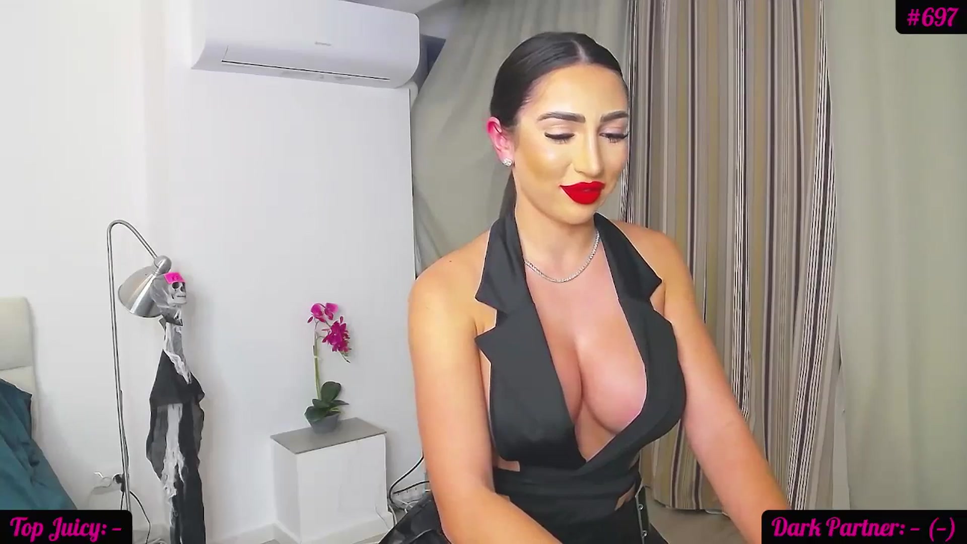Gallery image thumbnail from JuicyJelly_'s myfreecams stream on, 10/21/2023, 16:23 image 3 of 20