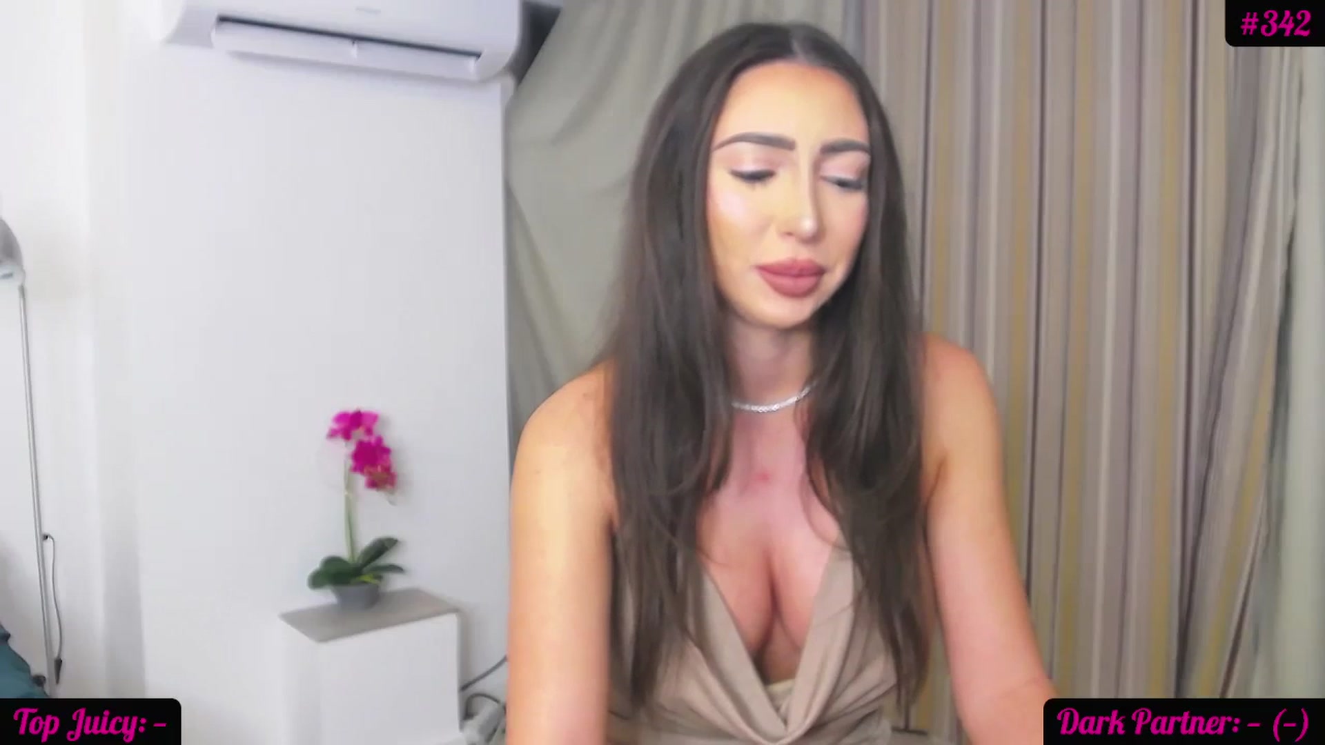 Gallery image thumbnail from JuicyJelly_'s myfreecams stream on, 11/16/2023, 16:32 image 6 of 20