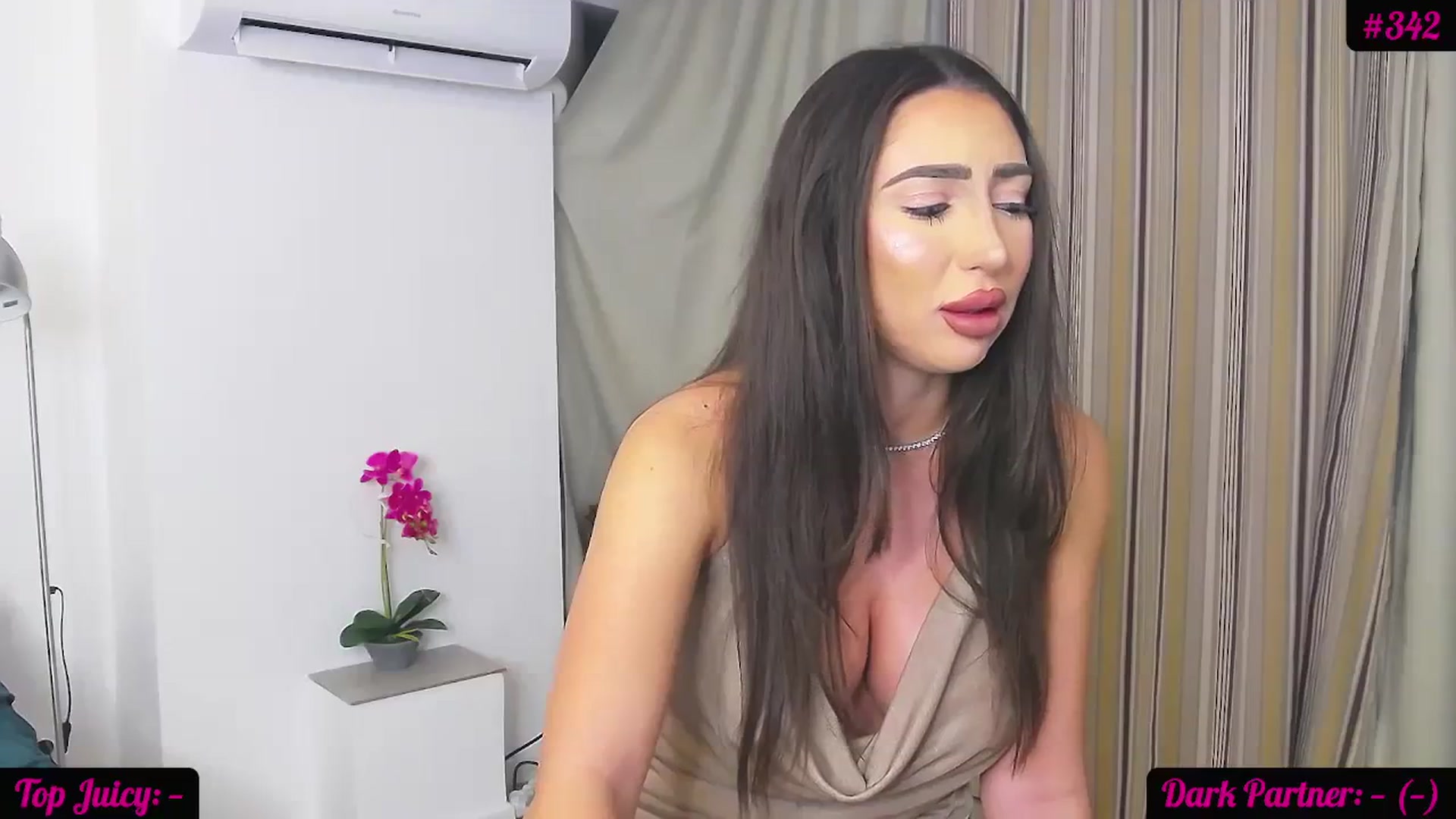 Gallery image thumbnail from JuicyJelly_'s myfreecams stream on, 11/16/2023, 16:32 image 7 of 20
