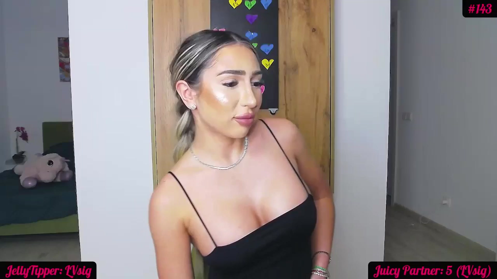 Gallery image thumbnail from JuicyJelly_'s myfreecams stream on, 04/22/2024, 17:23 image 1 of 20