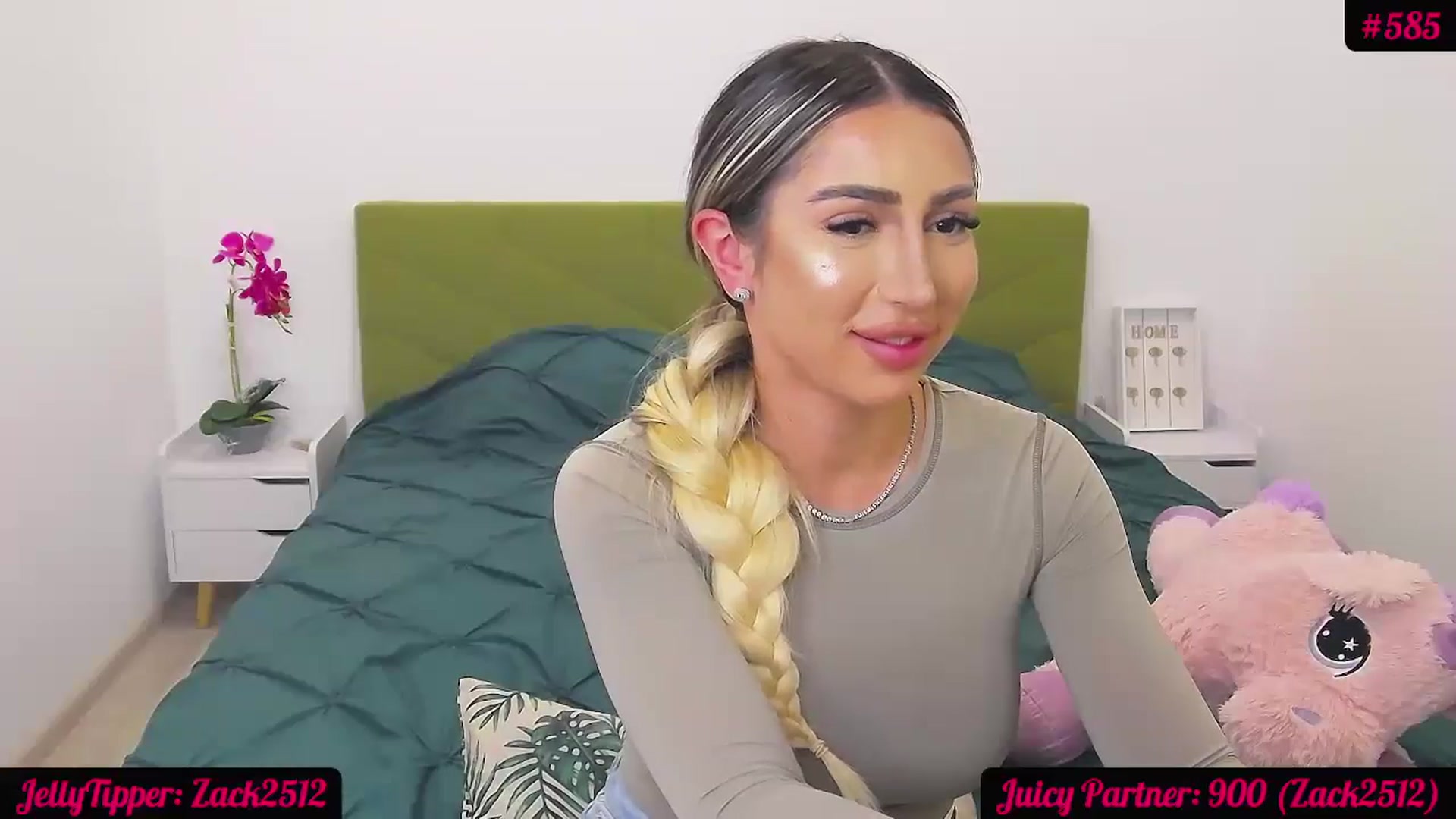 Gallery image thumbnail from JuicyJelly_'s myfreecams stream on, 05/15/2024, 19:27 image 17 of 20