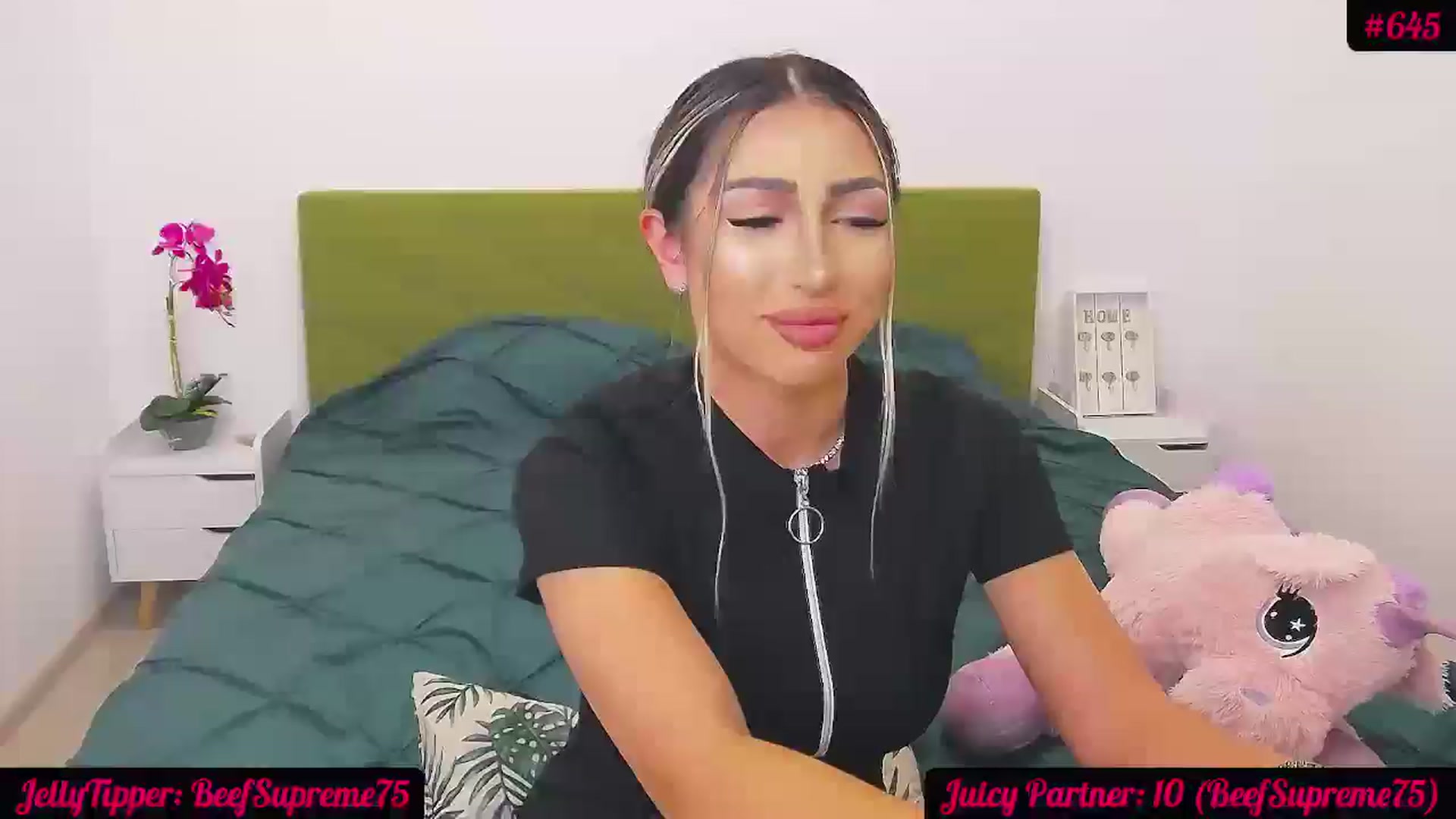 Gallery image thumbnail from JuicyJelly_'s myfreecams stream on, 05/16/2024, 16:32 image 9 of 20