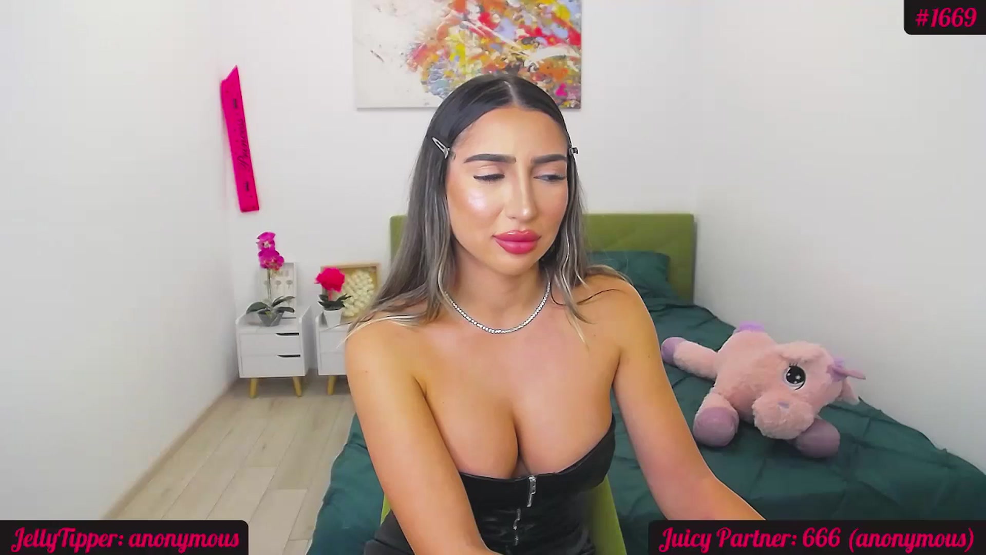 Gallery image thumbnail from JuicyJelly_'s myfreecams stream on, 11/08/2024, 20:24 image 8 of 20