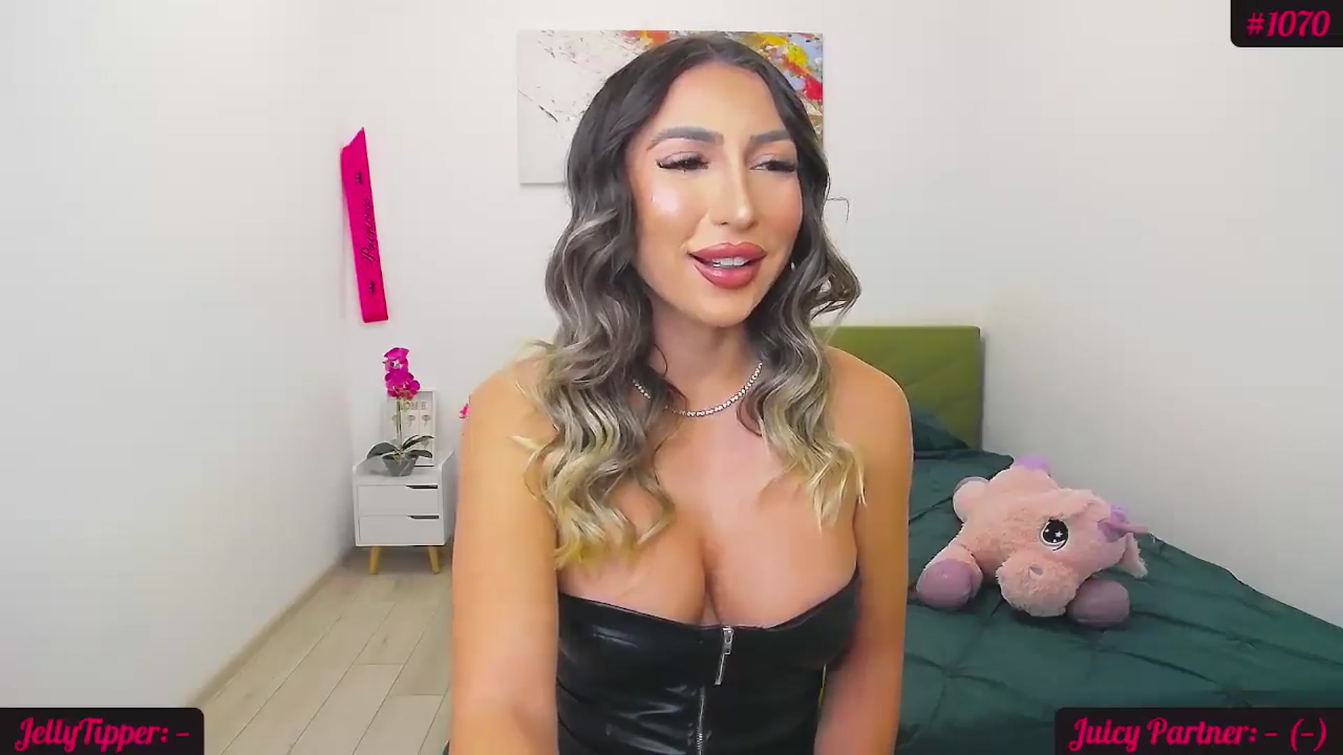 Gallery image thumbnail from JuicyJelly_'s myfreecams stream on, 11/17/2024, 17:59 image 5 of 20