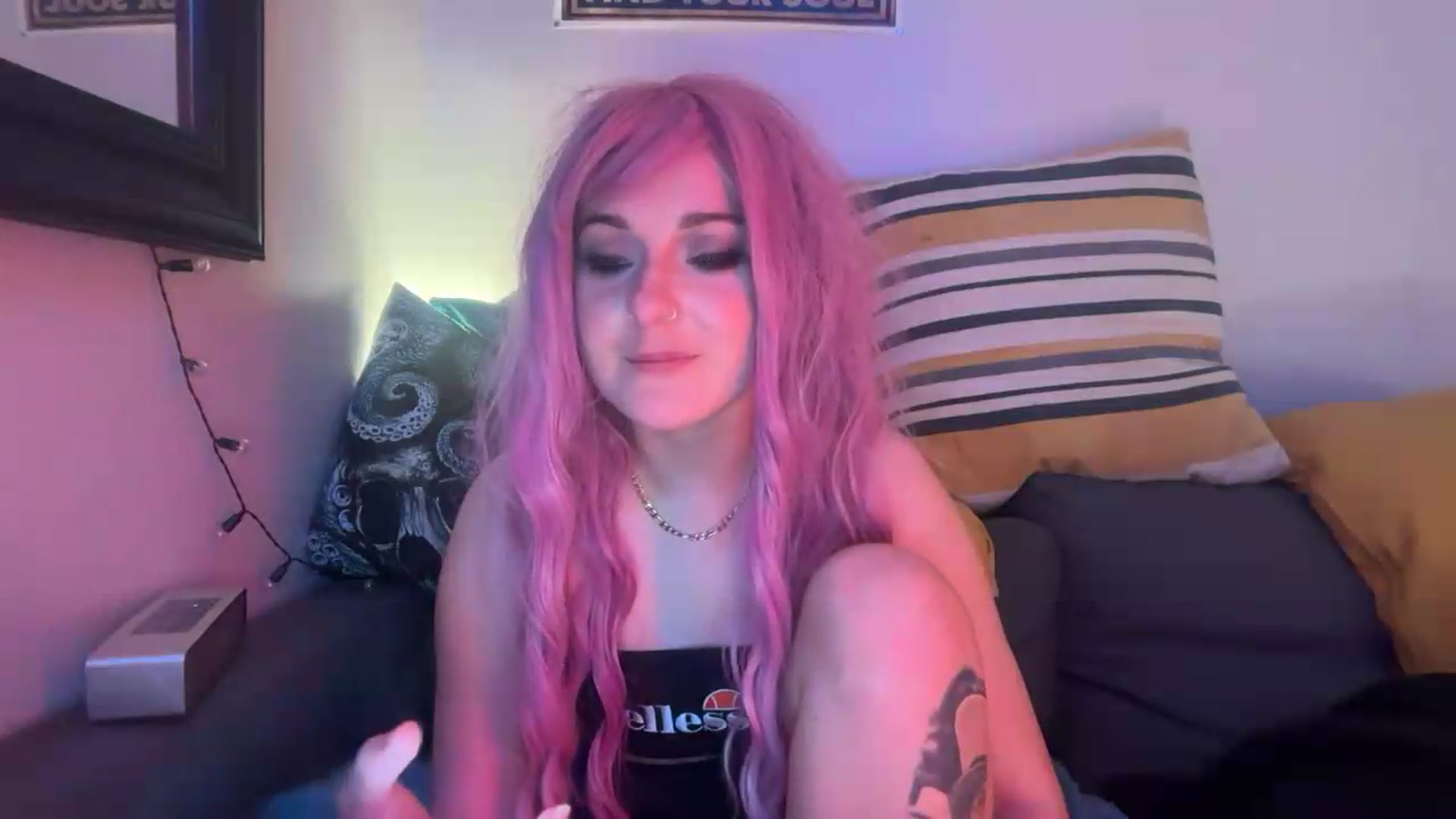 Gallery image thumbnail from JuicyJessica's myfreecams stream on, 05/17/2026, 24:53 image 16 of 20