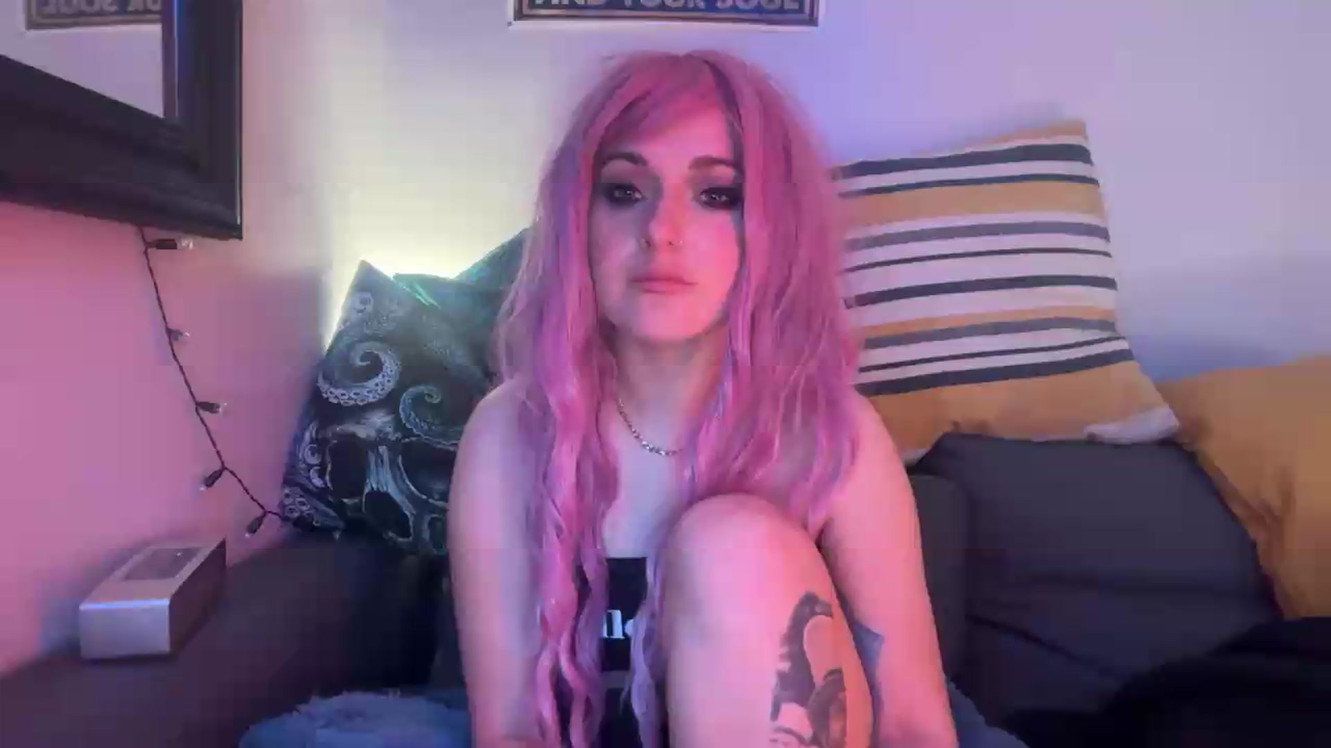 Gallery image thumbnail from JuicyJessica's myfreecams stream on, 05/17/2026, 24:53 image 1 of 20