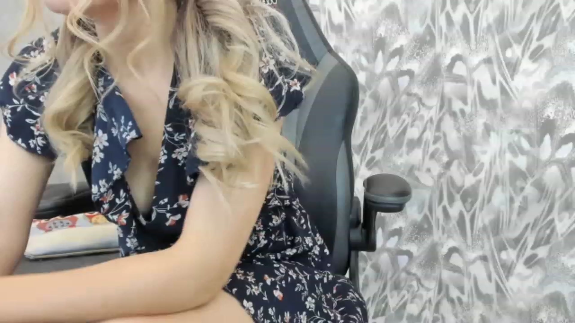 Gallery image thumbnail from Juicy_Cherry6's myfreecams stream on, 01/08/2023, 05:27 image 16 of 20