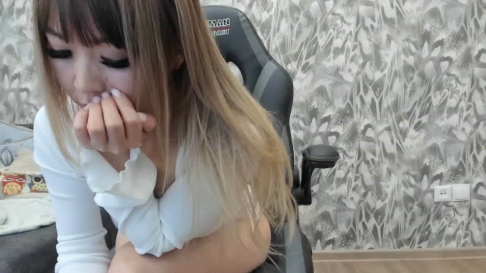 Gallery image thumbnail from Juicy_Cherry6's myfreecams stream on, 04/10/2023, 03:53 image 5 of 20