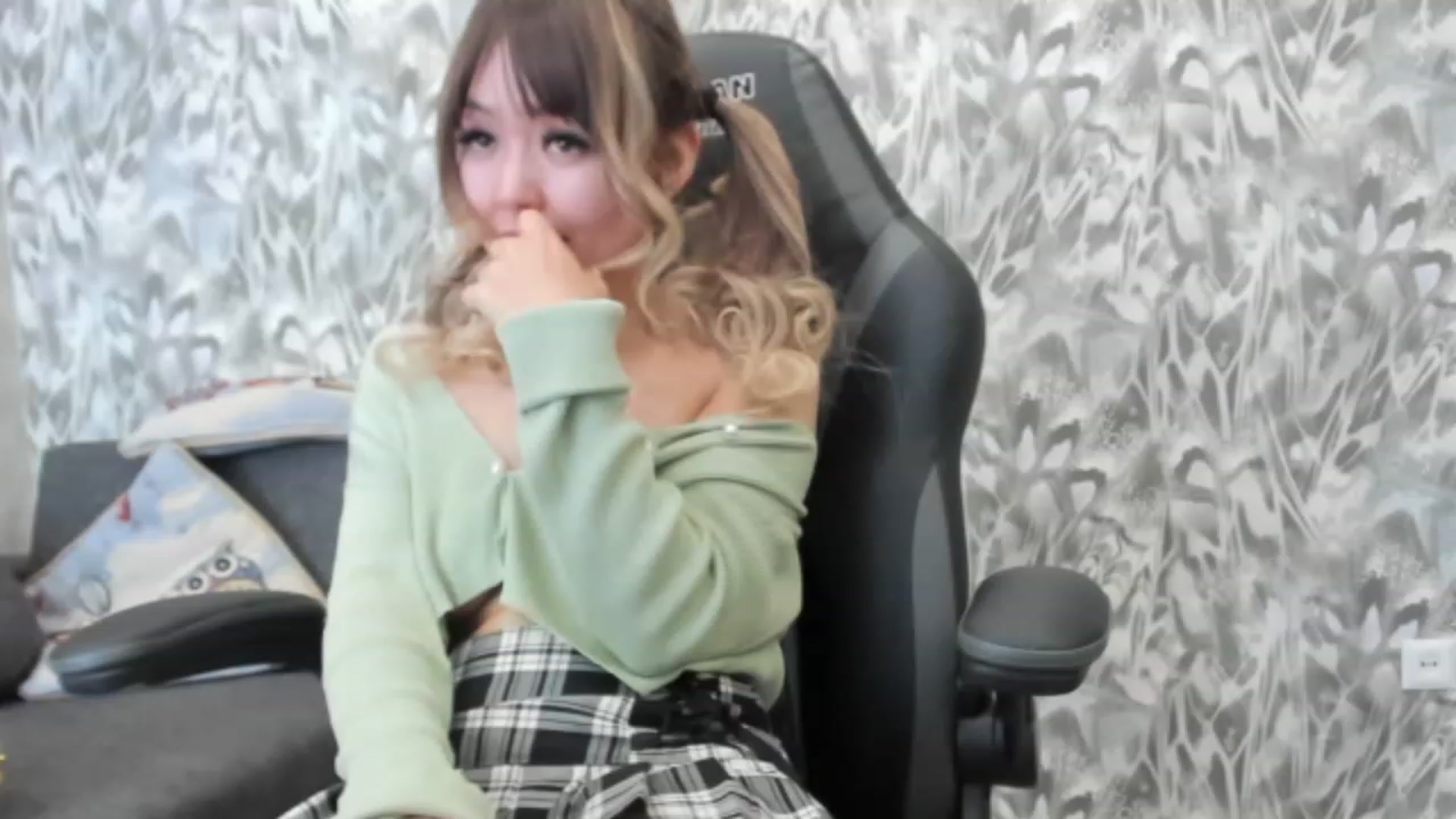 Gallery image thumbnail from Juicy_Cherry6's myfreecams stream on, 06/02/2023, 04:33 image 16 of 20